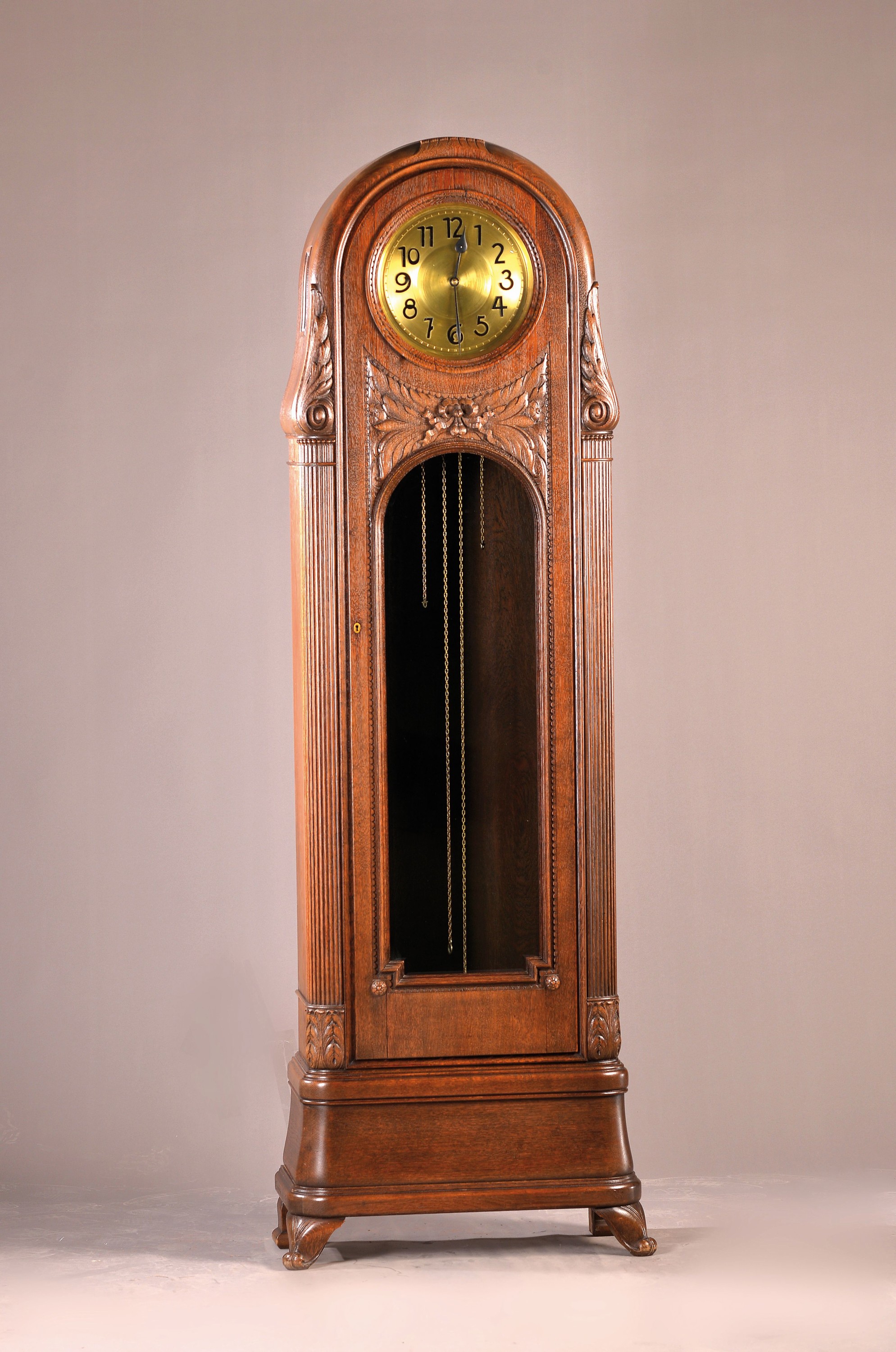 Standuhr, Uhrenmanufaktur Behrens Kraft, Leipzig um 1925/30, Uhrgehäuse im Stil der Zeit, dunkle Eiche mit Applikationen, Holzlünette mit ...