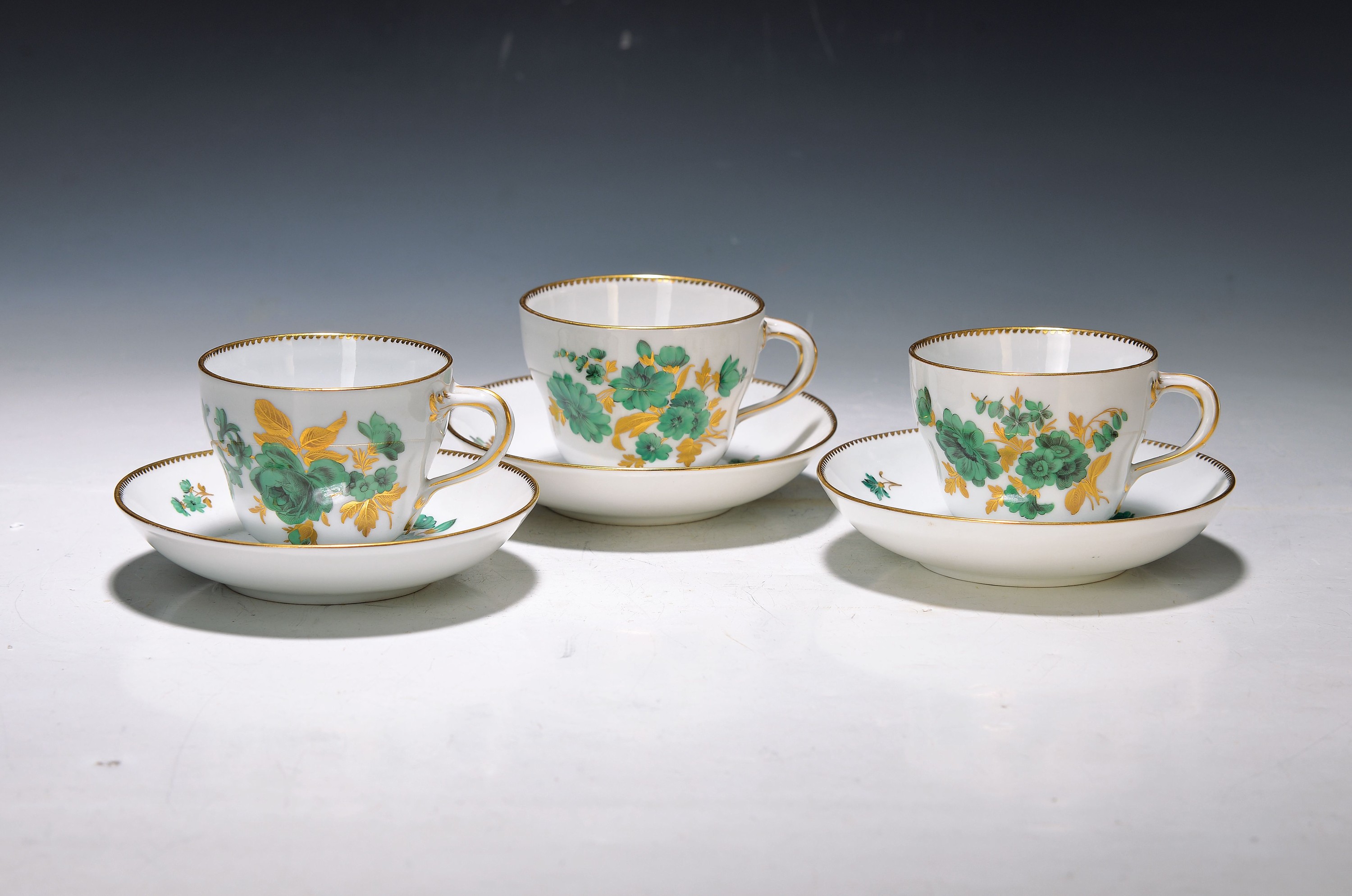 Drei Tassen mit Untertasse, Meissen, um 1860/80, Porzellan, kupfergrüne Blumenbemalung, goldene Blätter, Goldzahnkante, H. ca. 6 cm