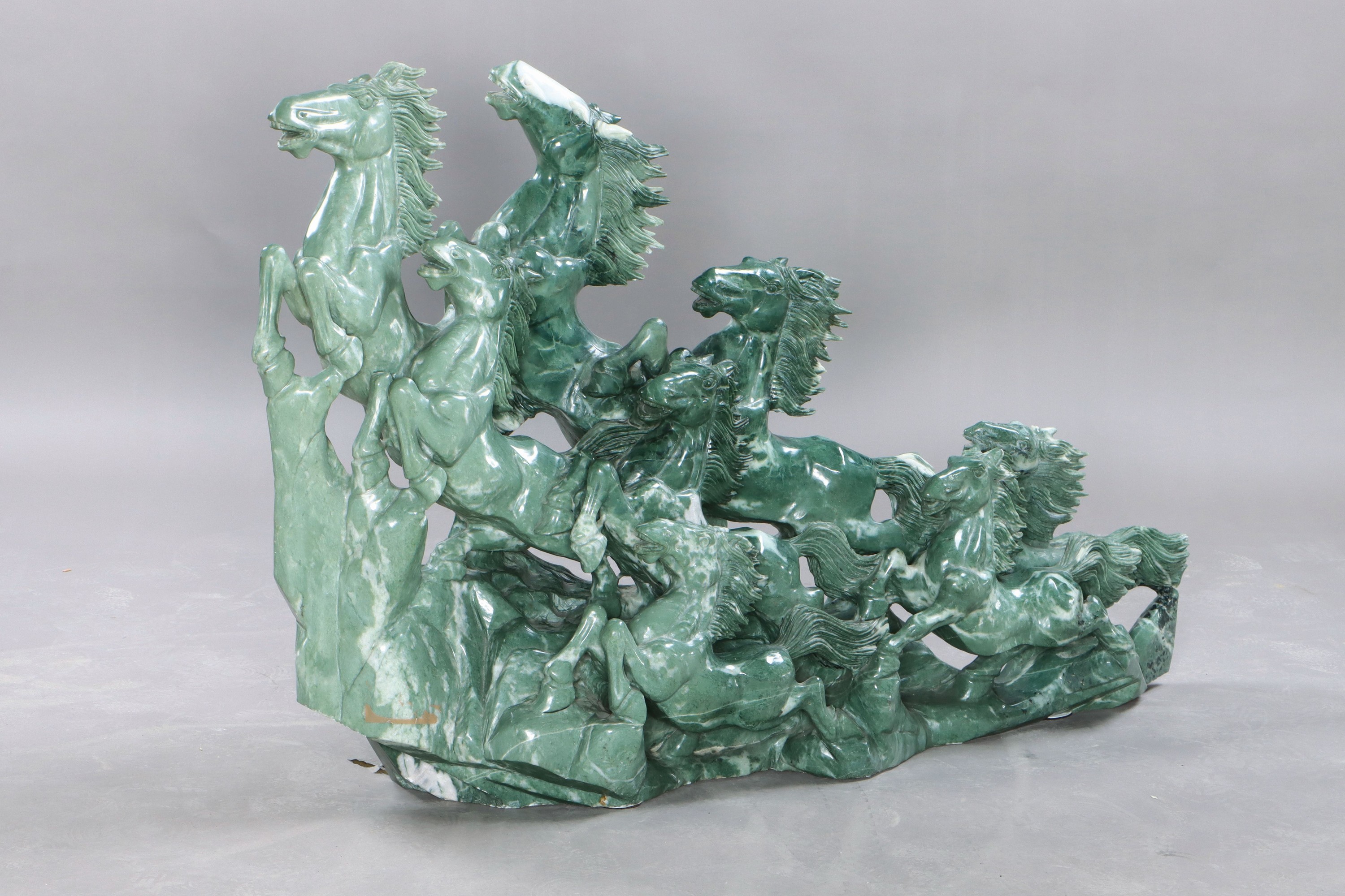 Stürmende Pferdegruppe, China, Nephrit, vollplastisch aus einem Block gehauen, reiche Durchbrucharbeiten, feine Bildhauerarbeit, schwere Qualität, ...