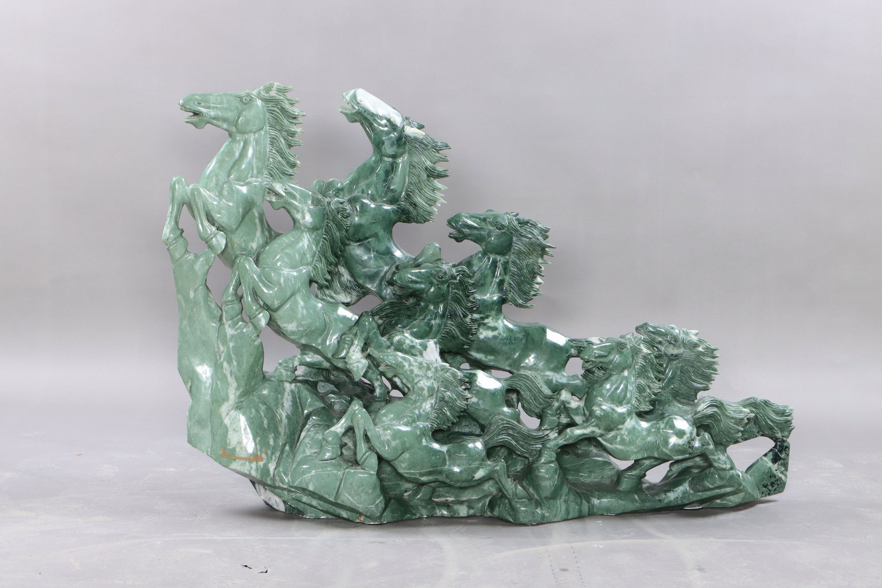 Detail a: Stürmende Pferdegruppe, China, Nephrit, vollplastisch aus einem Block gehauen, reiche Durchbrucharbeiten, feine Bildhauerarbeit, schwere Qualität, ...
