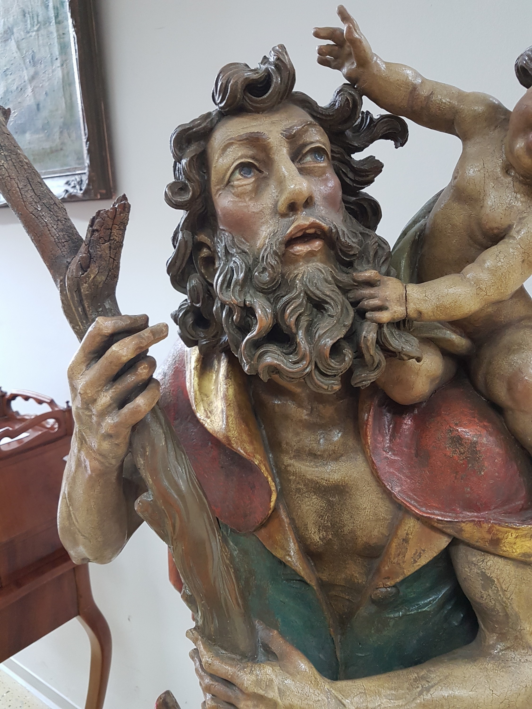 Detail b: Lebensgroße Figur des Hl. Christopherus, deutsch, um 1900, Lindenholz geschnitzt und bunt und golden gefaßt, dynamische Darstellung der Bewegung, ...