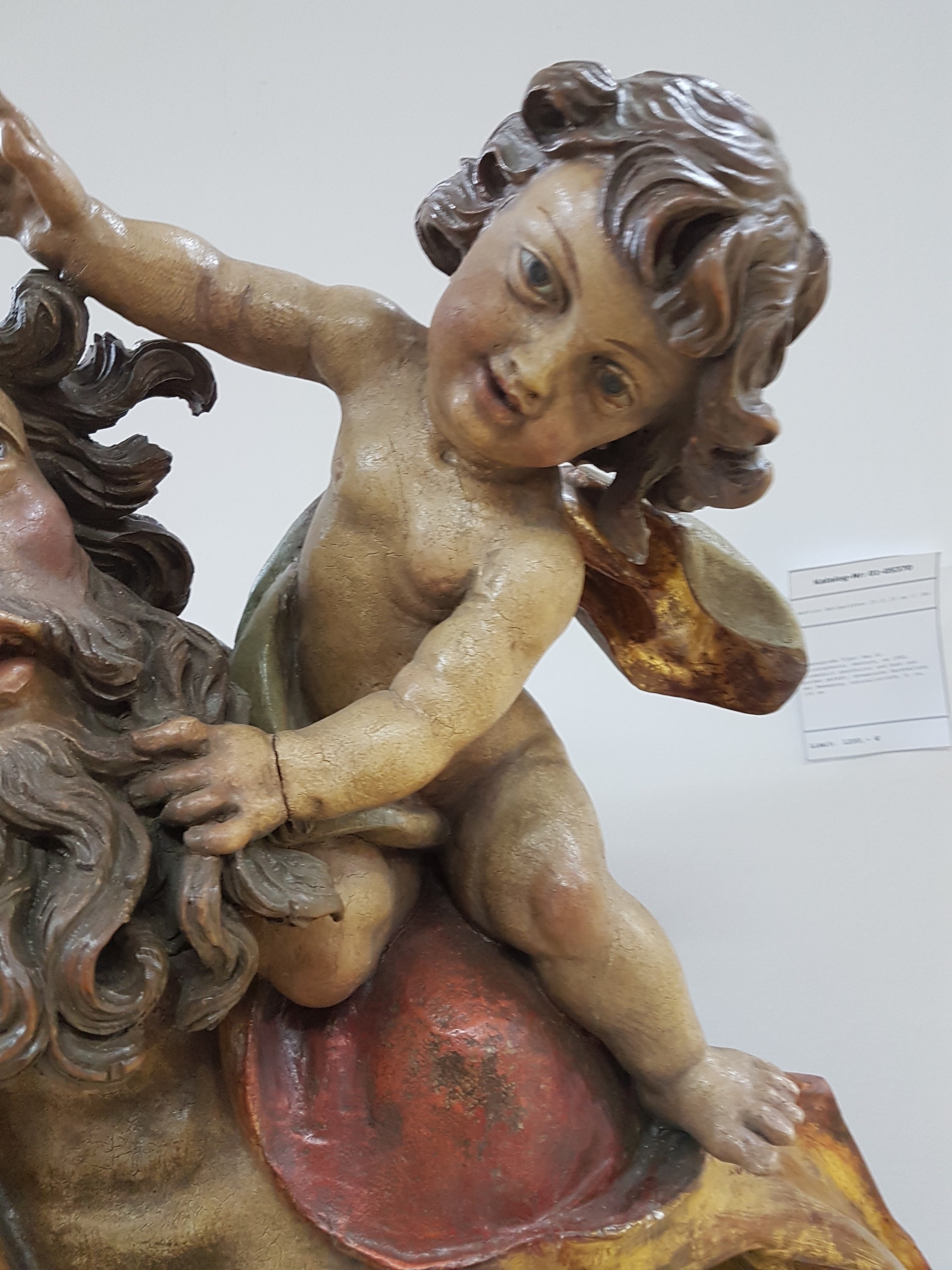 Detail c: Lebensgroße Figur des Hl. Christopherus, deutsch, um 1900, Lindenholz geschnitzt und bunt und golden gefaßt, dynamische Darstellung der Bewegung, ...