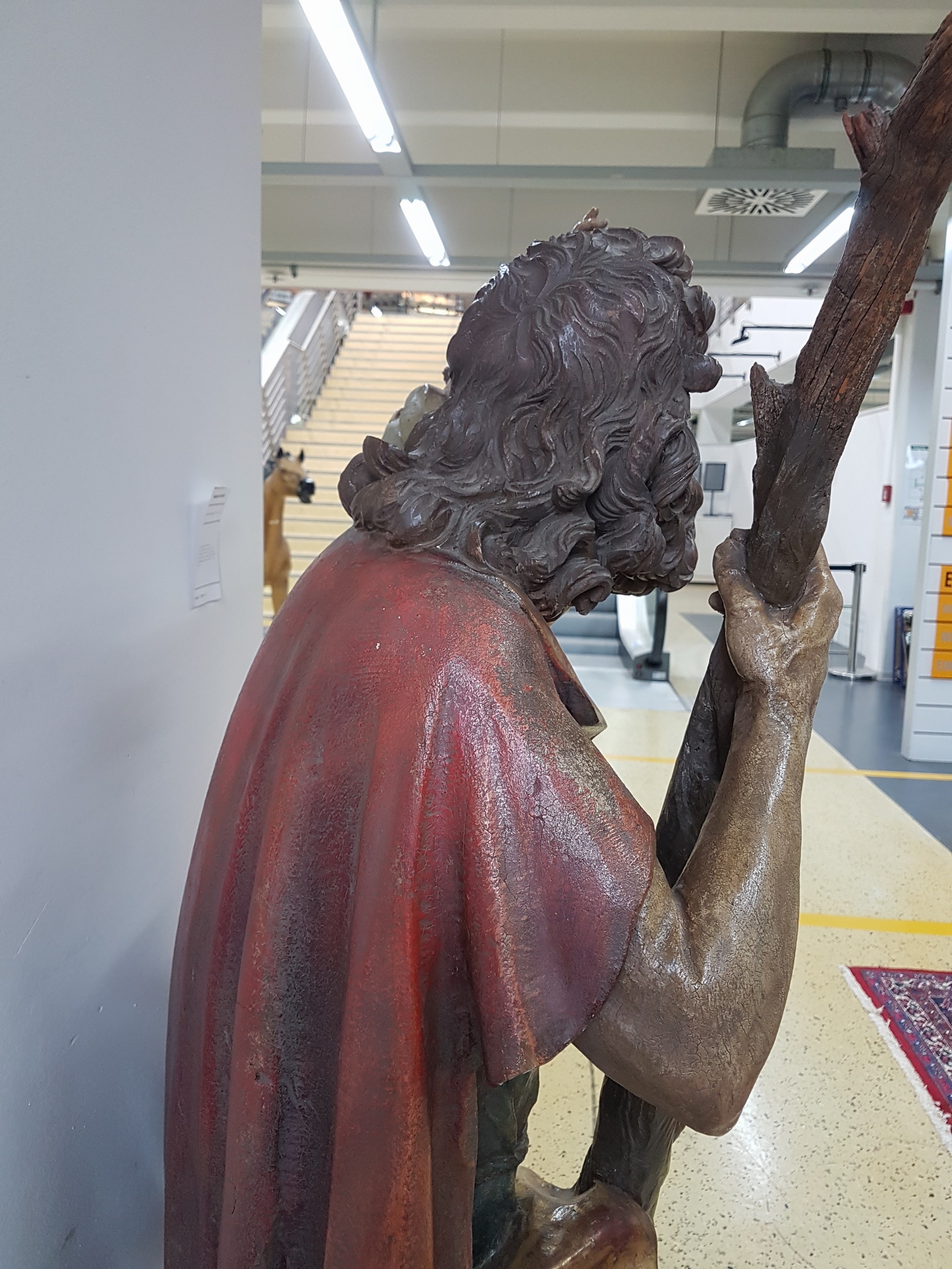 Detail e: Lebensgroße Figur des Hl. Christopherus, deutsch, um 1900, Lindenholz geschnitzt und bunt und golden gefaßt, dynamische Darstellung der Bewegung, ...