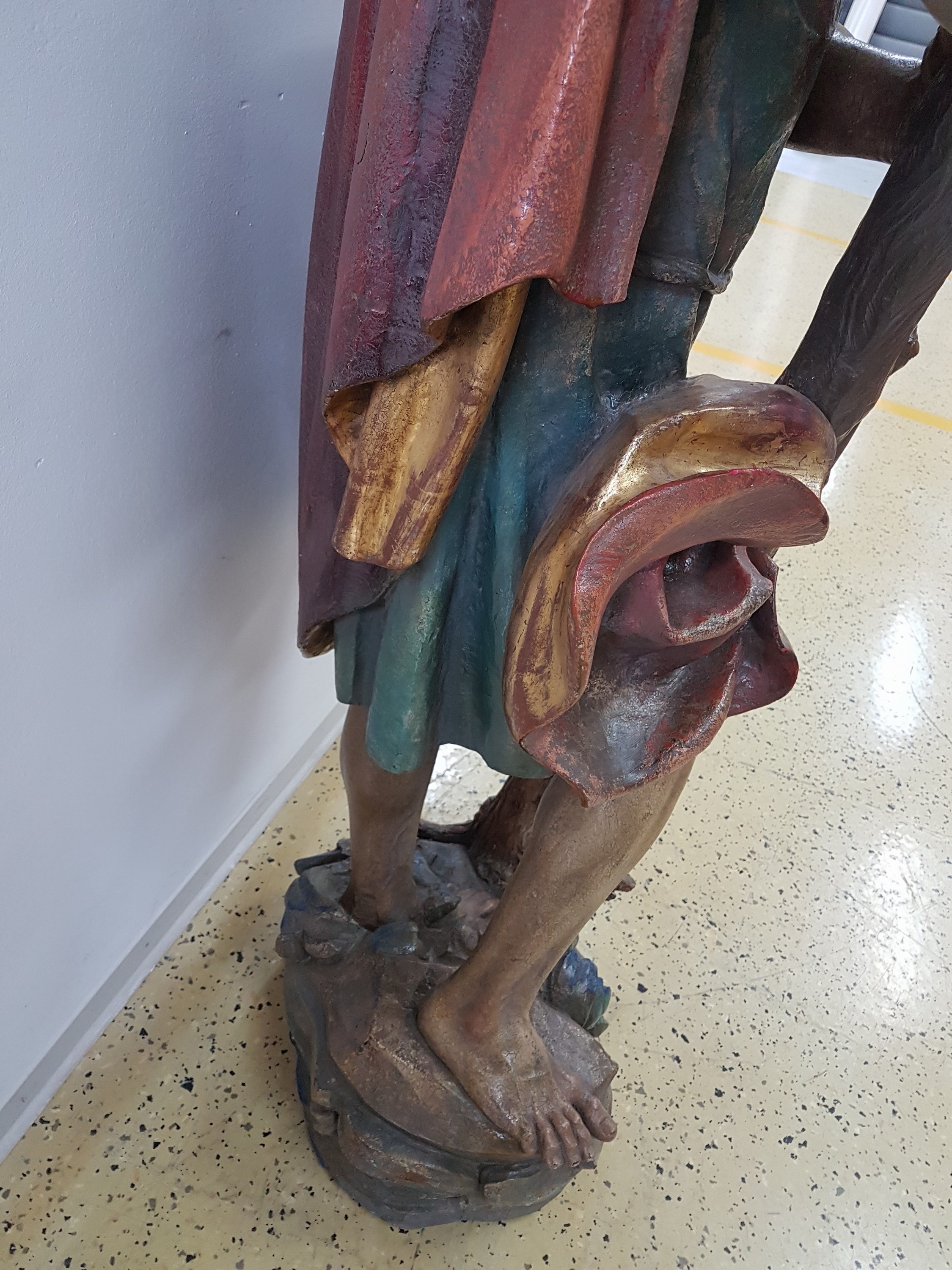 Detail f: Lebensgroße Figur des Hl. Christopherus, deutsch, um 1900, Lindenholz geschnitzt und bunt und golden gefaßt, dynamische Darstellung der Bewegung, ...