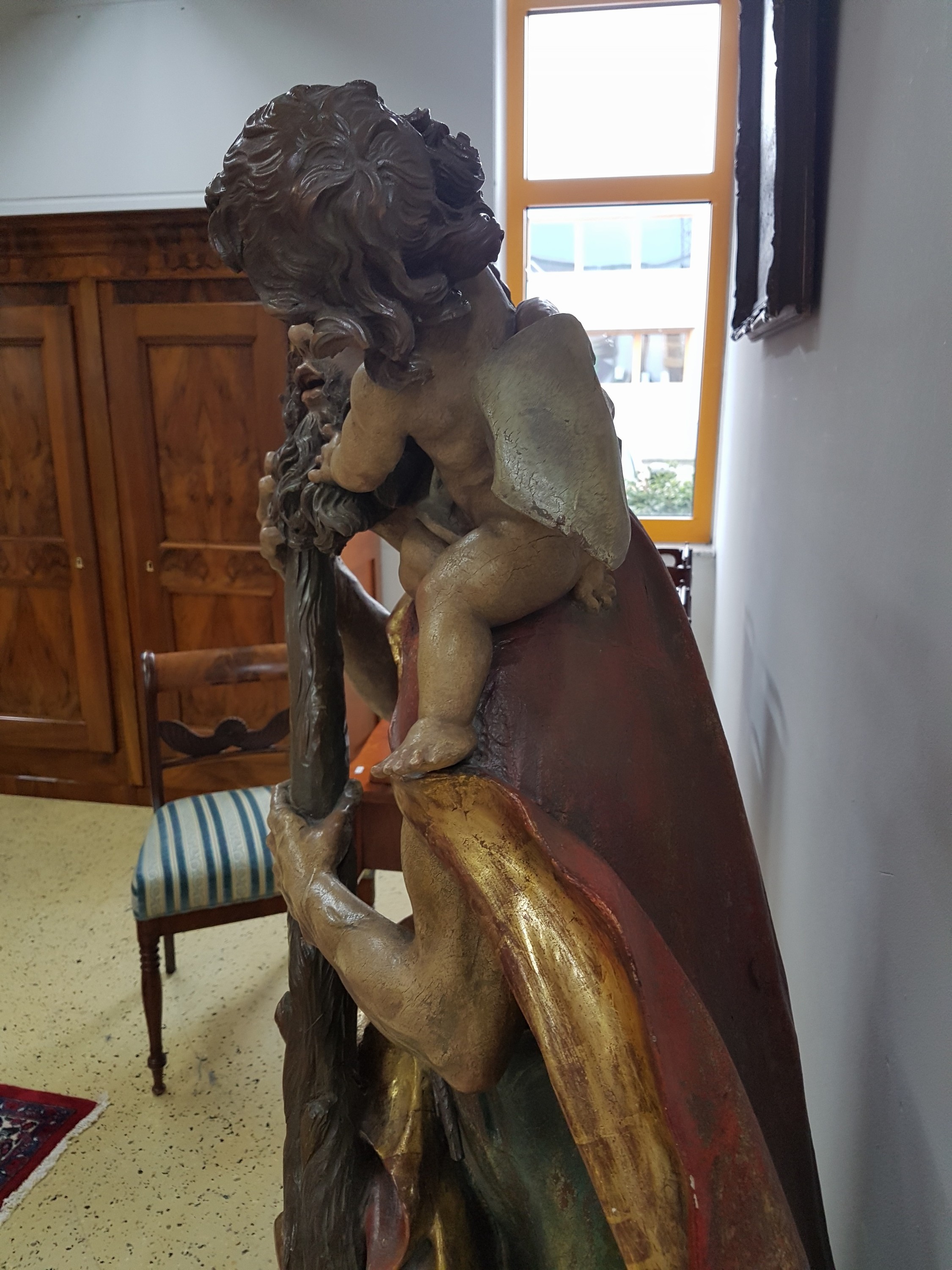 Detail h: Lebensgroße Figur des Hl. Christopherus, deutsch, um 1900, Lindenholz geschnitzt und bunt und golden gefaßt, dynamische Darstellung der Bewegung, ...