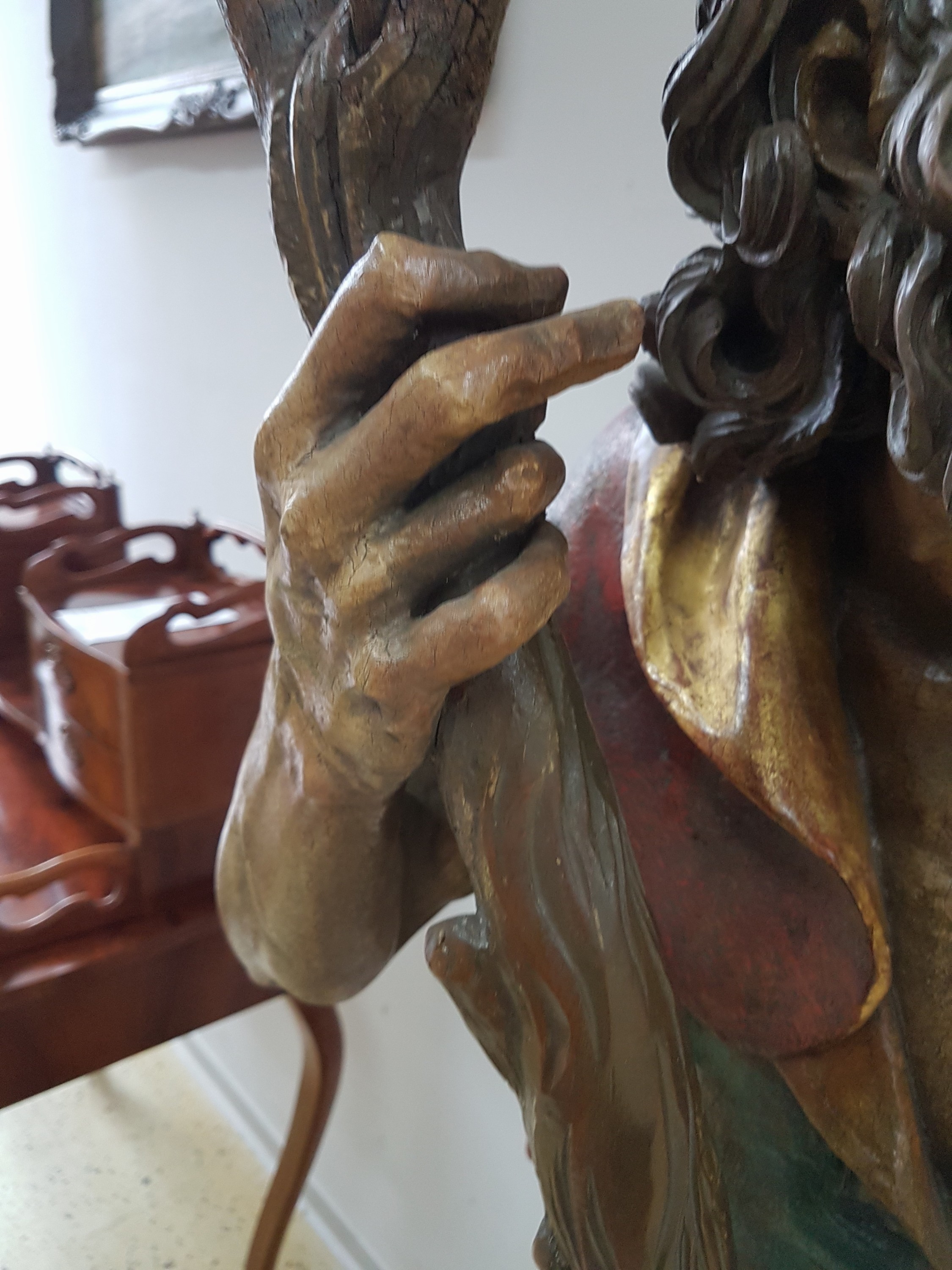 Detail i: Lebensgroße Figur des Hl. Christopherus, deutsch, um 1900, Lindenholz geschnitzt und bunt und golden gefaßt, dynamische Darstellung der Bewegung, ...