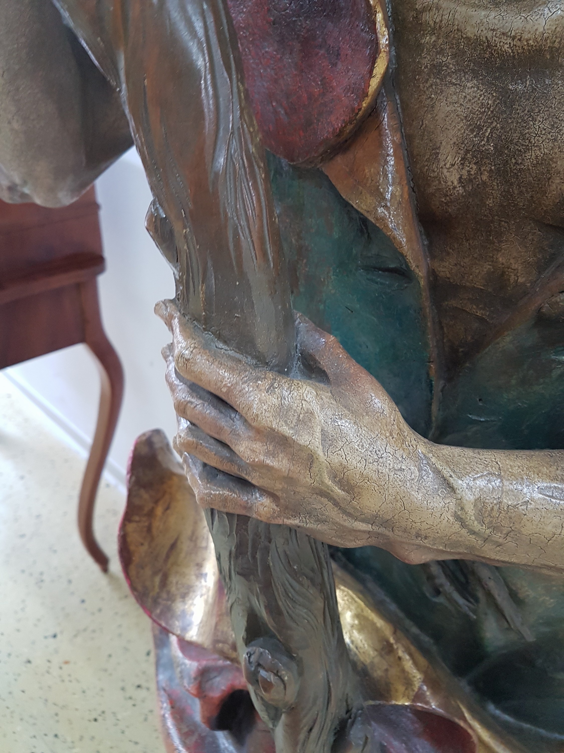 Detail j: Lebensgroße Figur des Hl. Christopherus, deutsch, um 1900, Lindenholz geschnitzt und bunt und golden gefaßt, dynamische Darstellung der Bewegung, ...