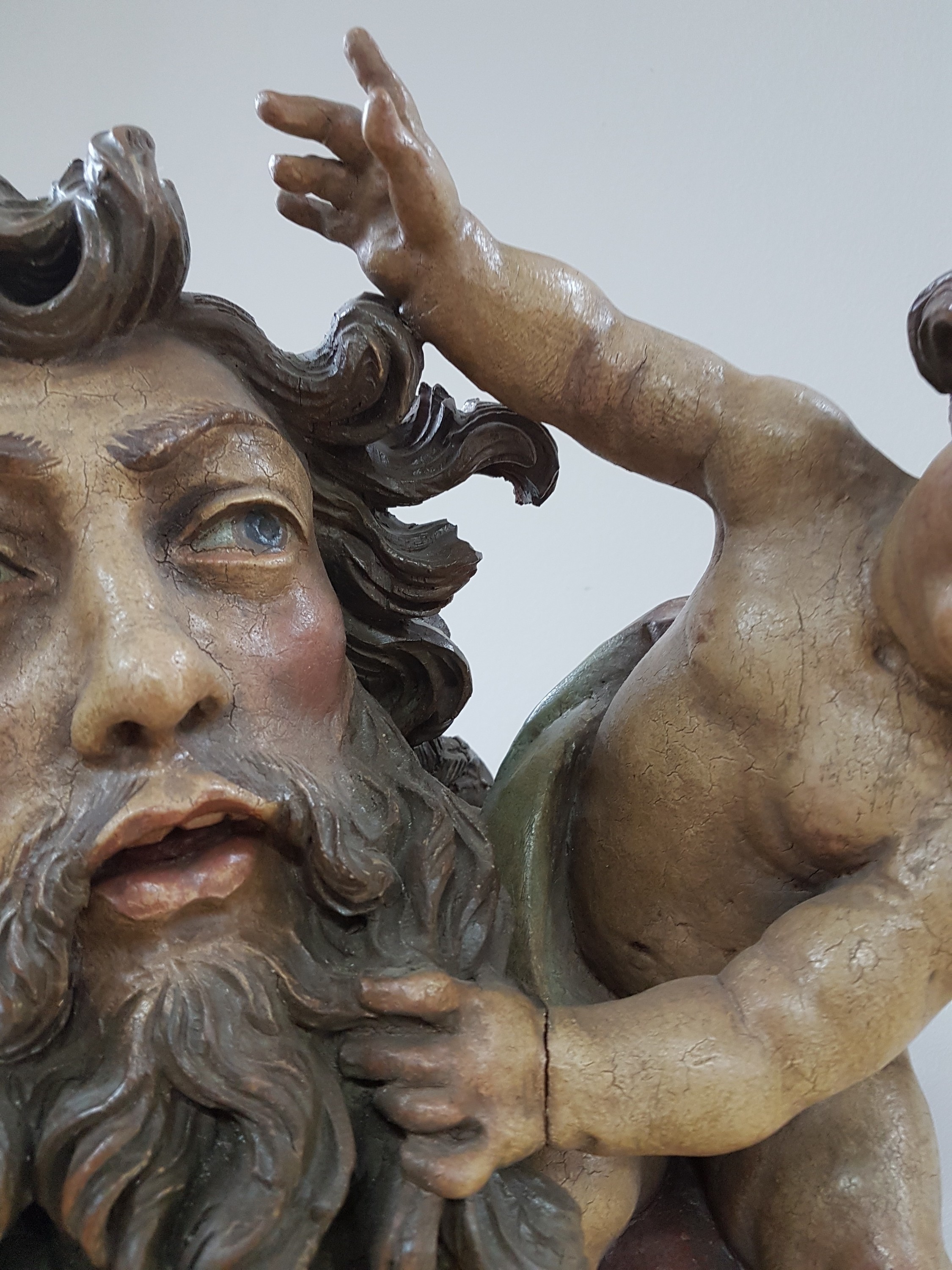 Detail k: Lebensgroße Figur des Hl. Christopherus, deutsch, um 1900, Lindenholz geschnitzt und bunt und golden gefaßt, dynamische Darstellung der Bewegung, ...