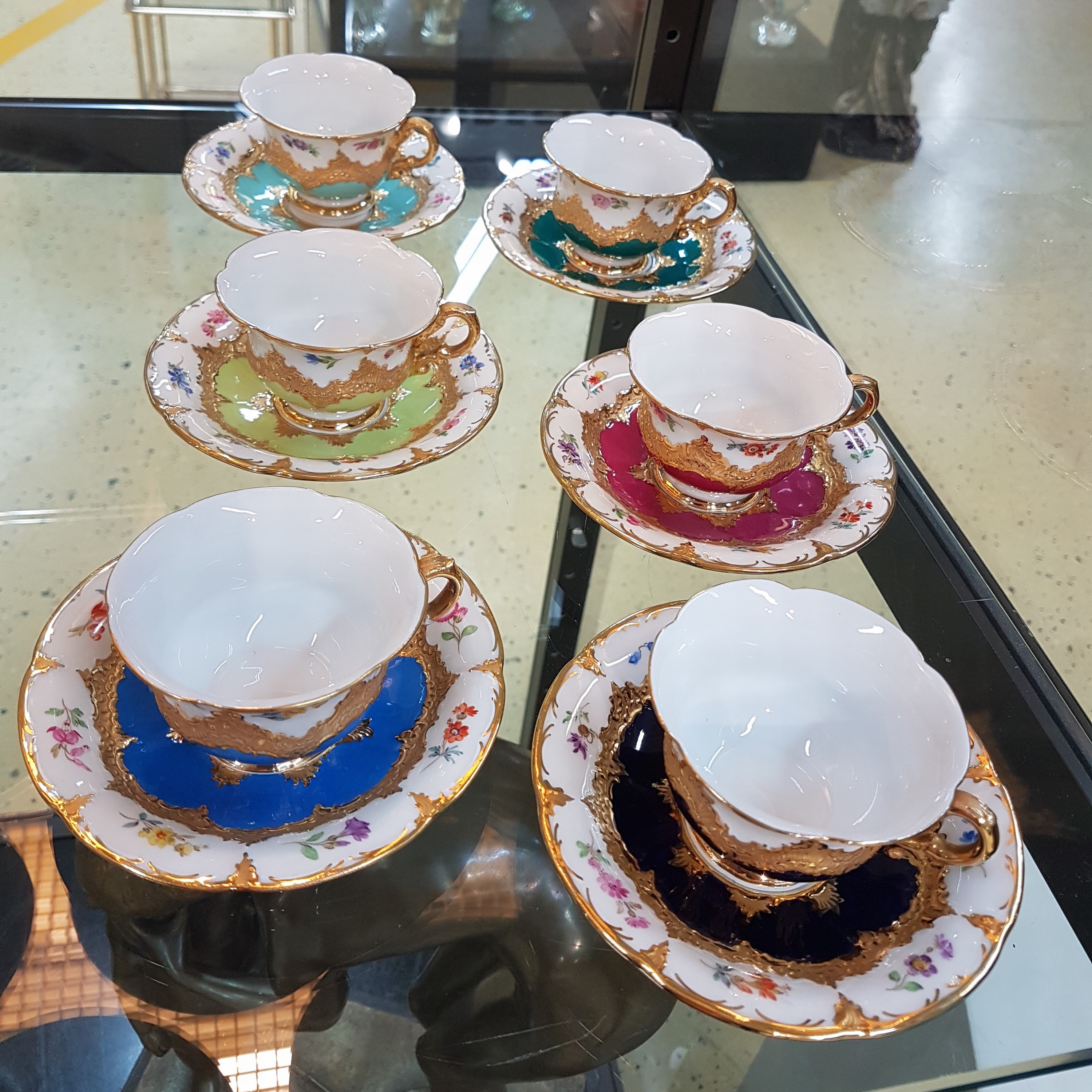 Detail a: 6 Mokkatassen, Meissen, B-Form, 20. Jh., versch. farbige Tassen mit gestreuten Blümchen, Matt- und Glanzvergoldung, mit Untertassen