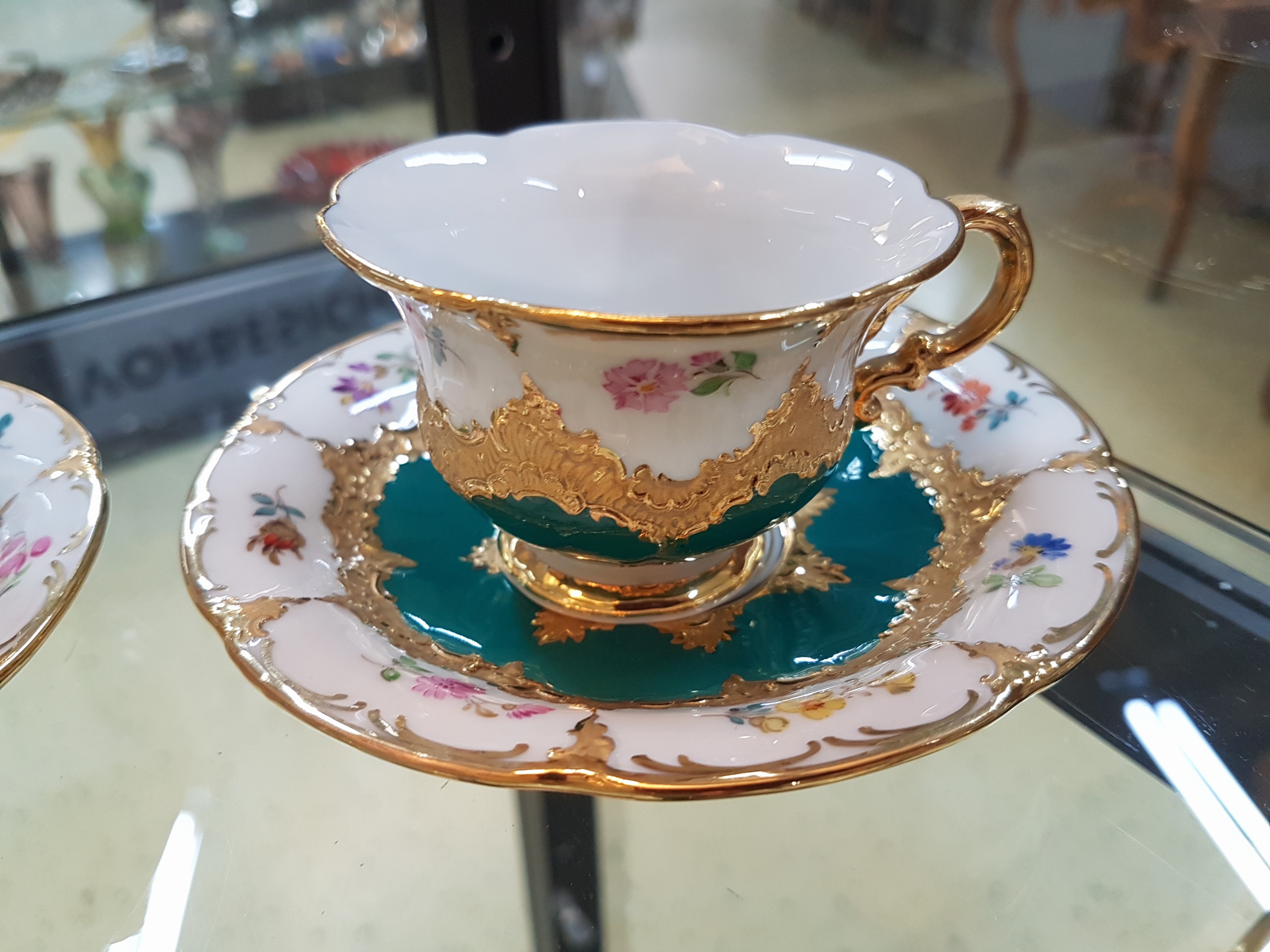 Detail f: 6 Mokkatassen, Meissen, B-Form, 20. Jh., versch. farbige Tassen mit gestreuten Blümchen, Matt- und Glanzvergoldung, mit Untertassen