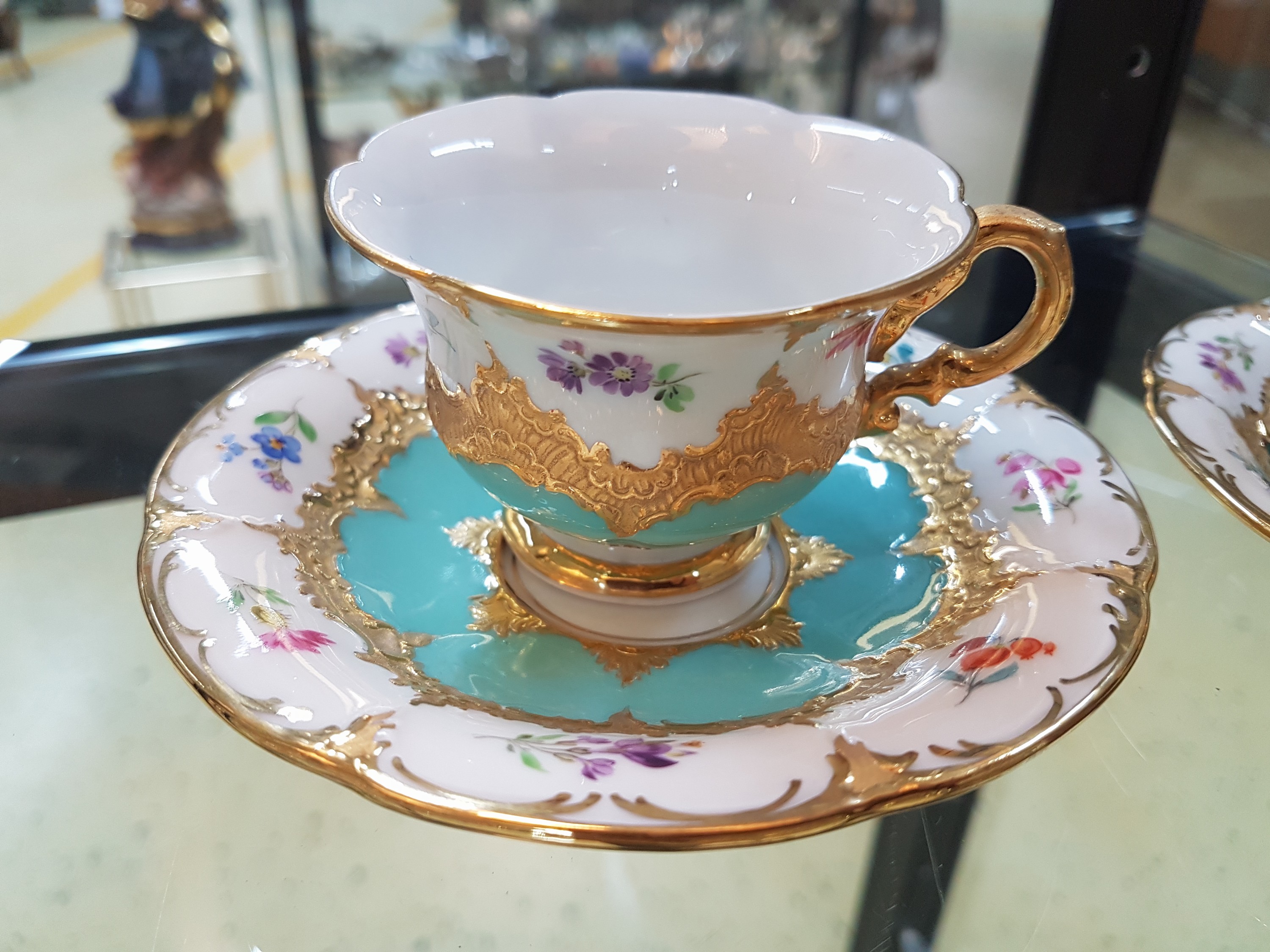 Detail g: 6 Mokkatassen, Meissen, B-Form, 20. Jh., versch. farbige Tassen mit gestreuten Blümchen, Matt- und Glanzvergoldung, mit Untertassen