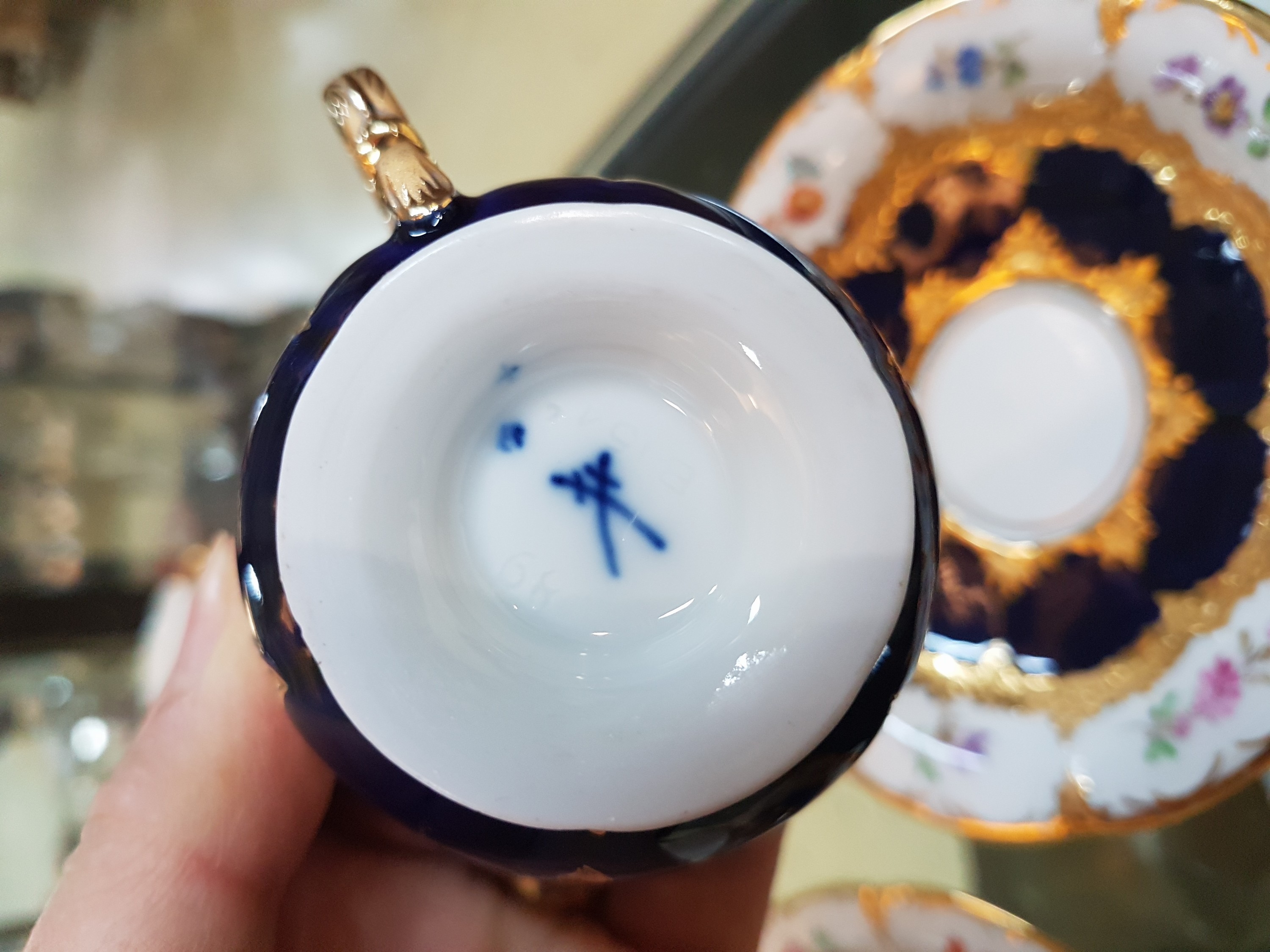Detail h: 6 Mokkatassen, Meissen, B-Form, 20. Jh., versch. farbige Tassen mit gestreuten Blümchen, Matt- und Glanzvergoldung, mit Untertassen