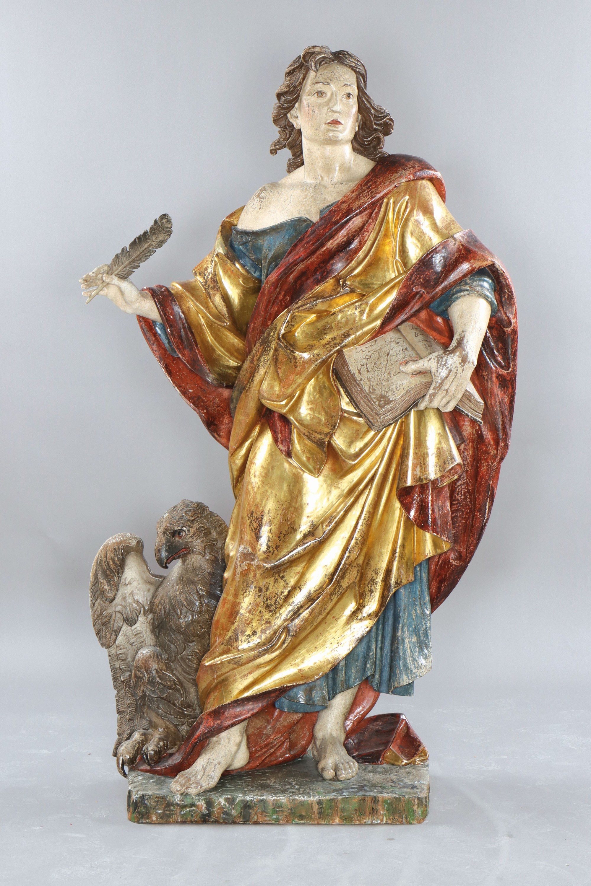 Große Skulptur des Evangelisten Johannes, süddeutsch, um 1770-80, im frühen 19. Jh. überschnitzt, Lindenholz geschnitzt, polychrom und golden ...