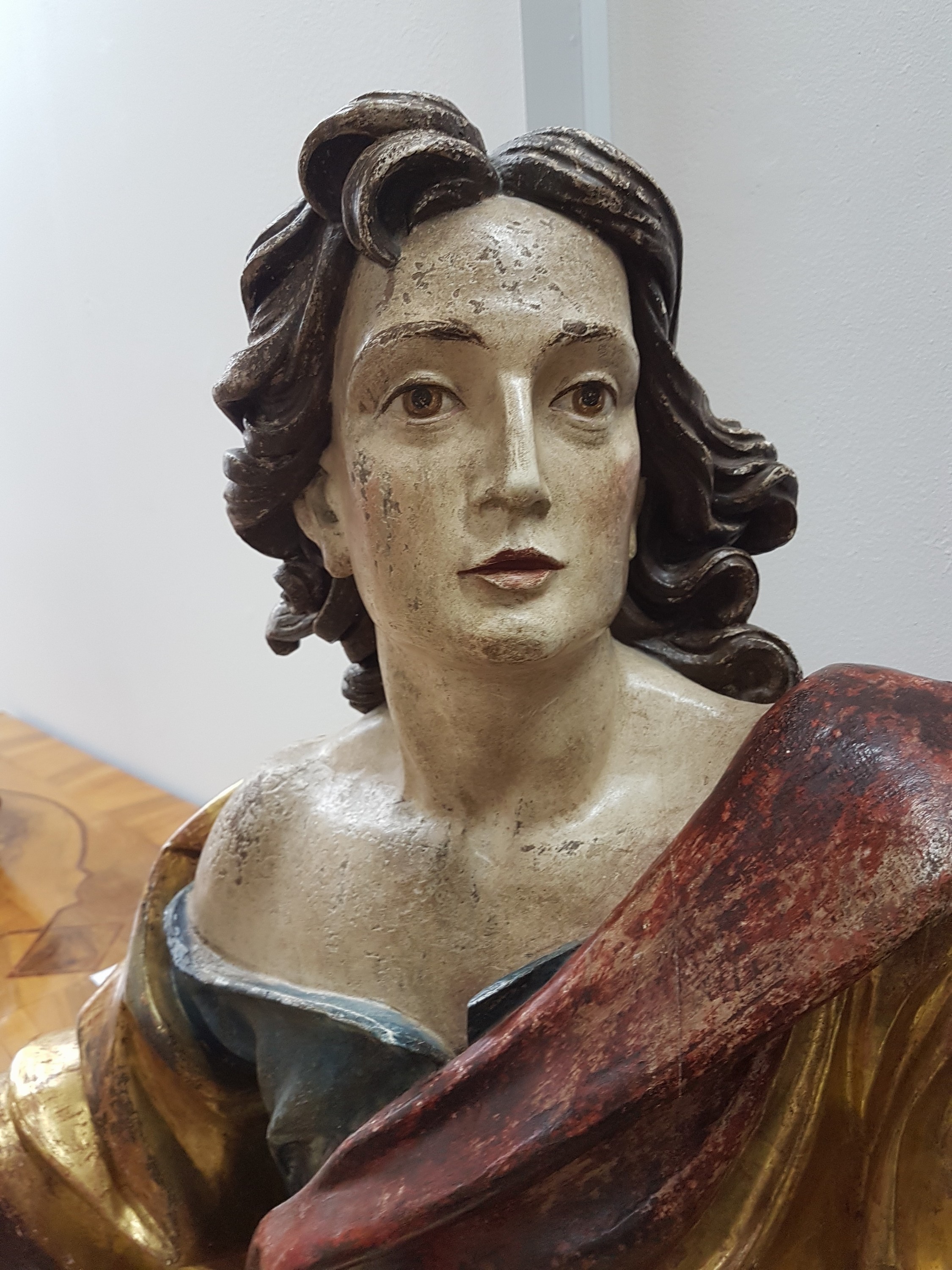 Detail b: Große Skulptur des Evangelisten Johannes, süddeutsch, um 1770-80, im frühen 19. Jh. überschnitzt, Lindenholz geschnitzt, polychrom und golden ...