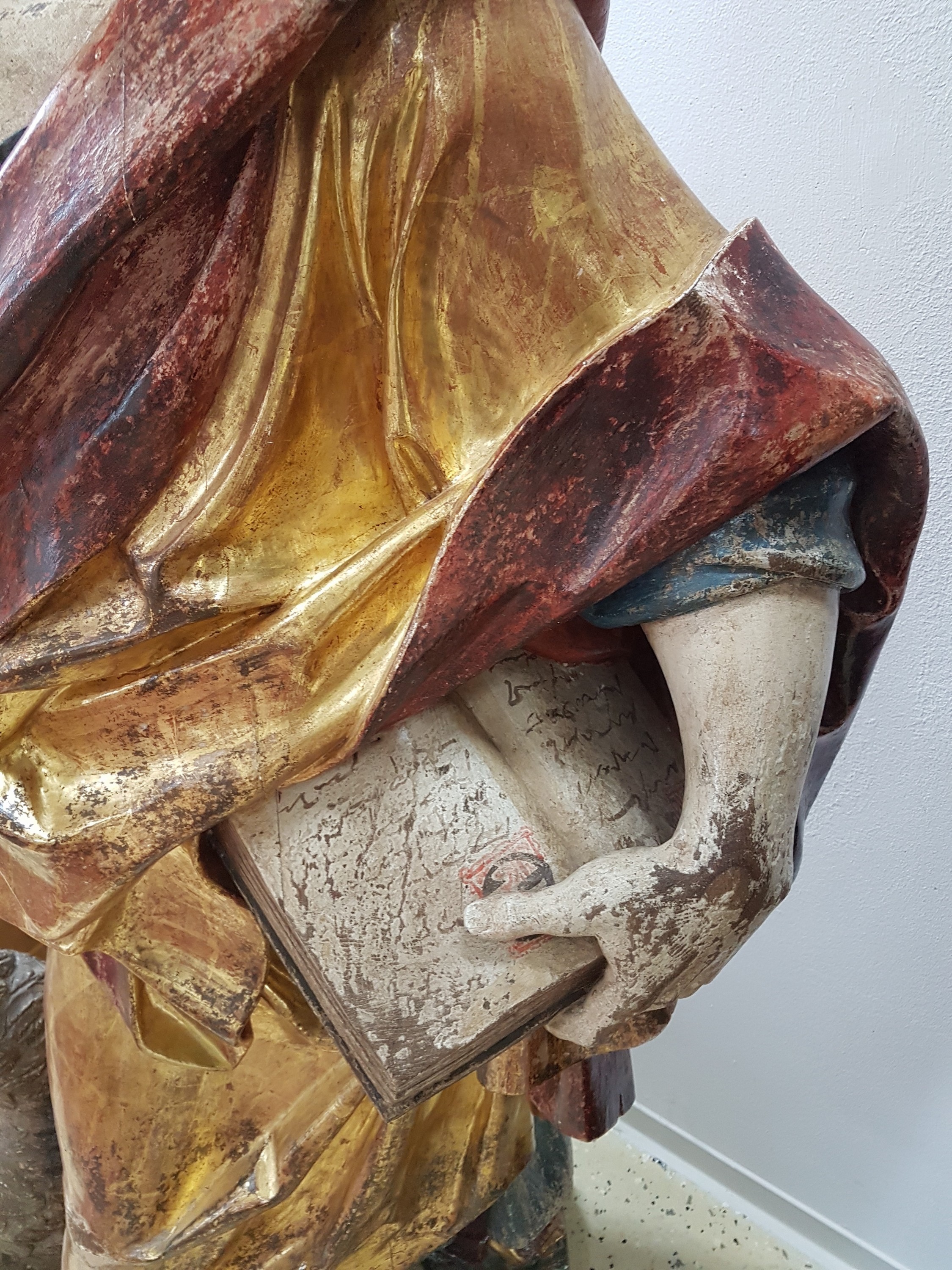 Detail c: Große Skulptur des Evangelisten Johannes, süddeutsch, um 1770-80, im frühen 19. Jh. überschnitzt, Lindenholz geschnitzt, polychrom und golden ...