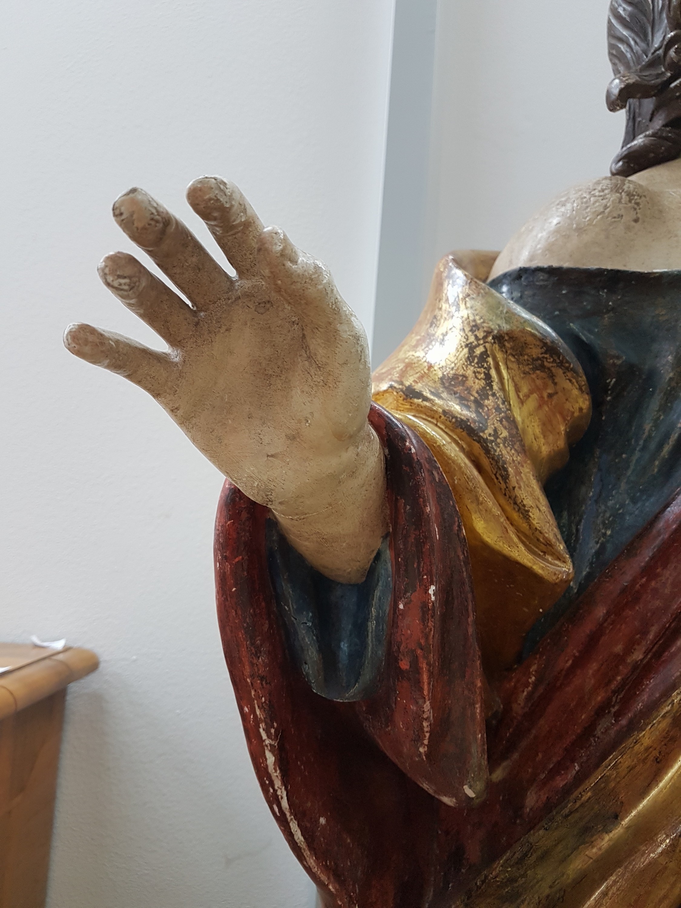 Detail d: Große Skulptur des Evangelisten Johannes, süddeutsch, um 1770-80, im frühen 19. Jh. überschnitzt, Lindenholz geschnitzt, polychrom und golden ...
