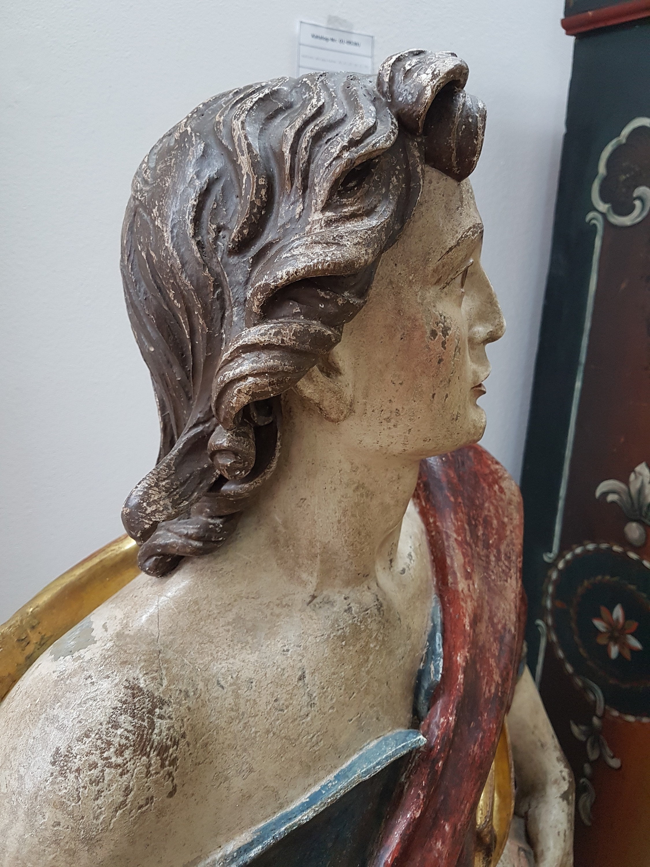 Detail h: Große Skulptur des Evangelisten Johannes, süddeutsch, um 1770-80, im frühen 19. Jh. überschnitzt, Lindenholz geschnitzt, polychrom und golden ...