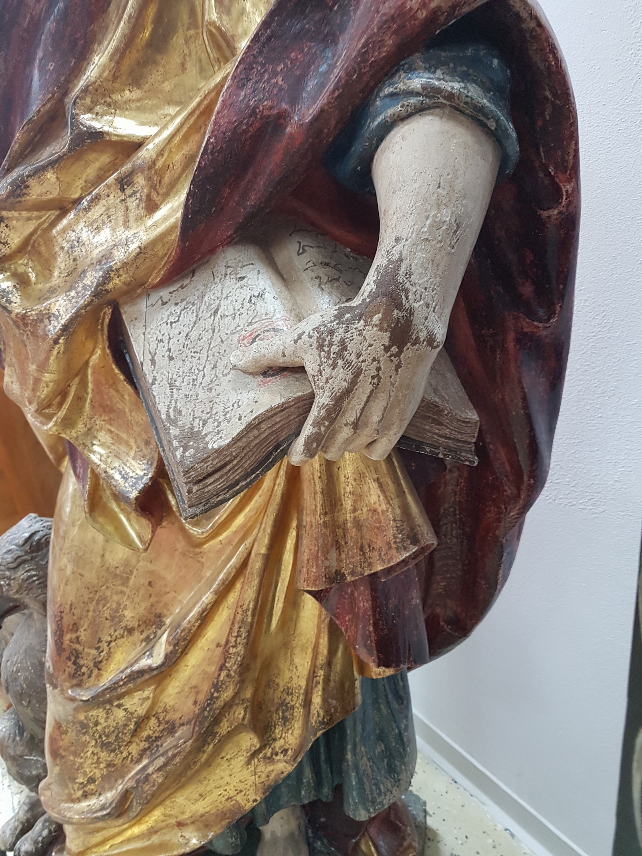 Detail j: Große Skulptur des Evangelisten Johannes, süddeutsch, um 1770-80, im frühen 19. Jh. überschnitzt, Lindenholz geschnitzt, polychrom und golden ...