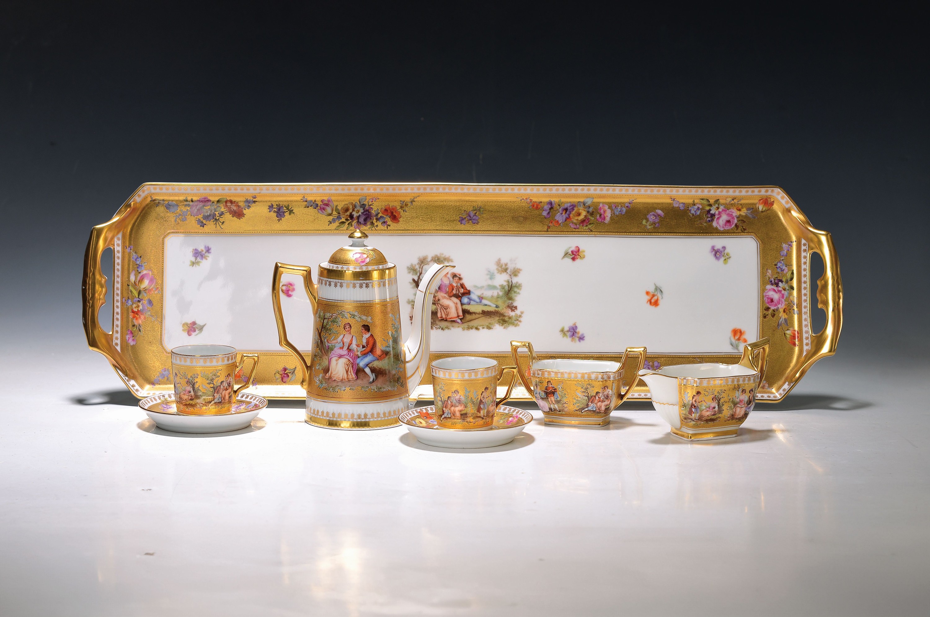 Mokkaservice, Fraureuth, um 1900, reiche Goldstaffage mit figürlichen, Szenerien und Blümchen, großes rechteckiges Tablett, Mokkakanne, 6 Tassen ...