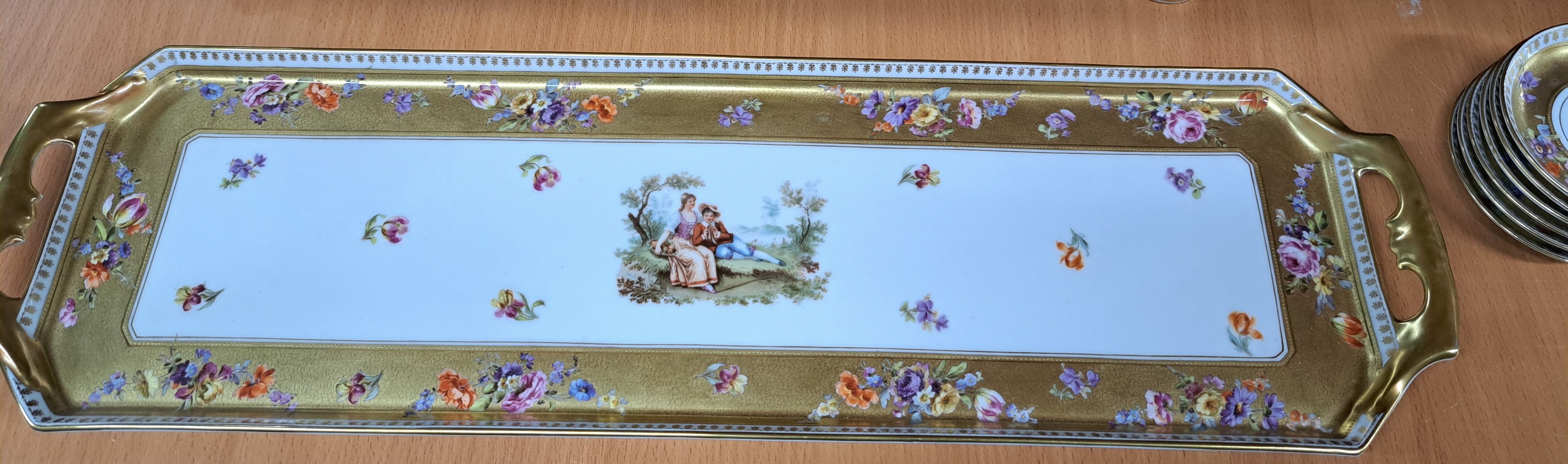 Detail a: Mokkaservice, Fraureuth, um 1900, reiche Goldstaffage mit figürlichen, Szenerien und Blümchen, großes rechteckiges Tablett, Mokkakanne, 6 Tassen ...