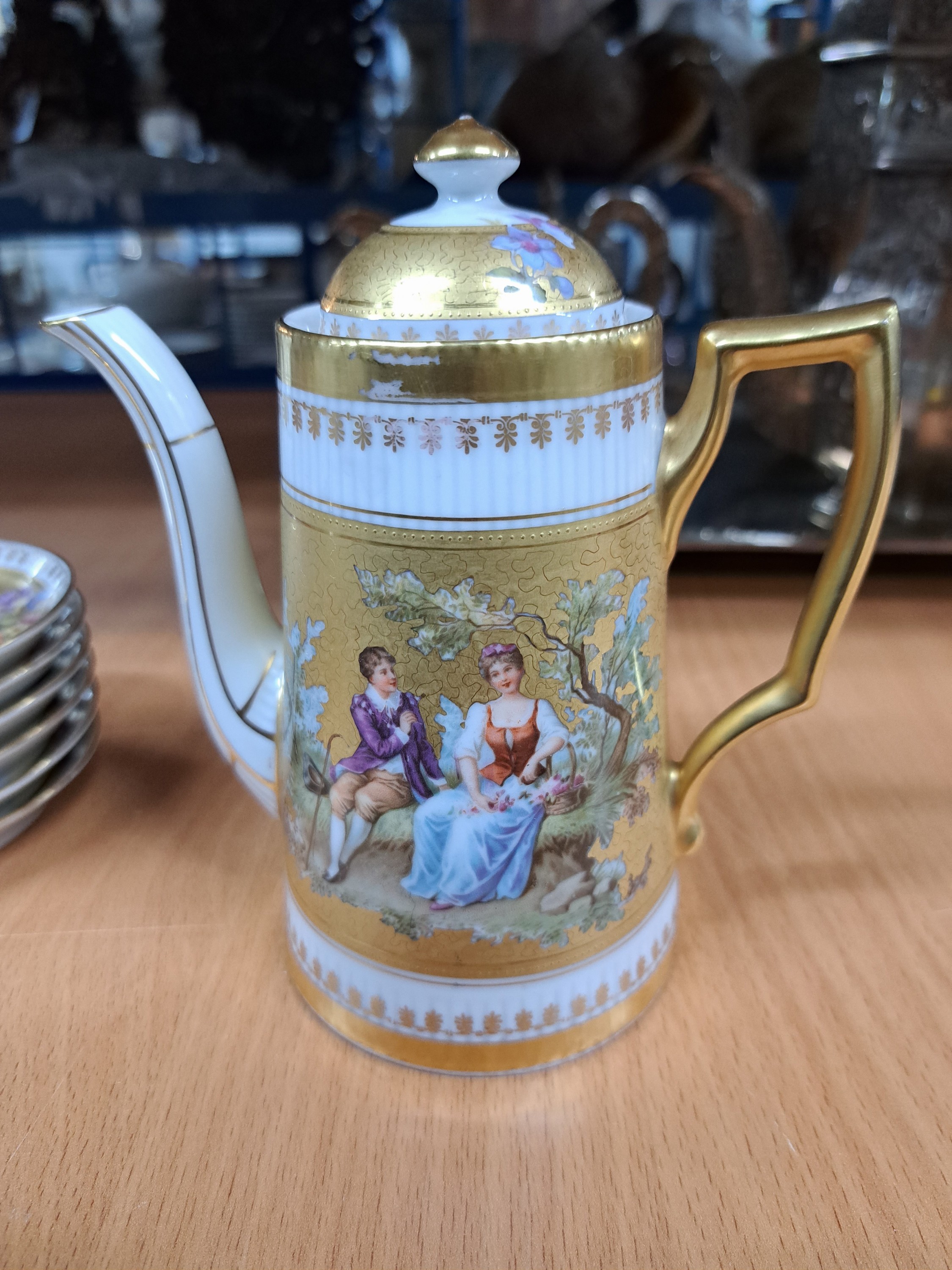 Detail f: Mokkaservice, Fraureuth, um 1900, reiche Goldstaffage mit figürlichen, Szenerien und Blümchen, großes rechteckiges Tablett, Mokkakanne, 6 Tassen ...