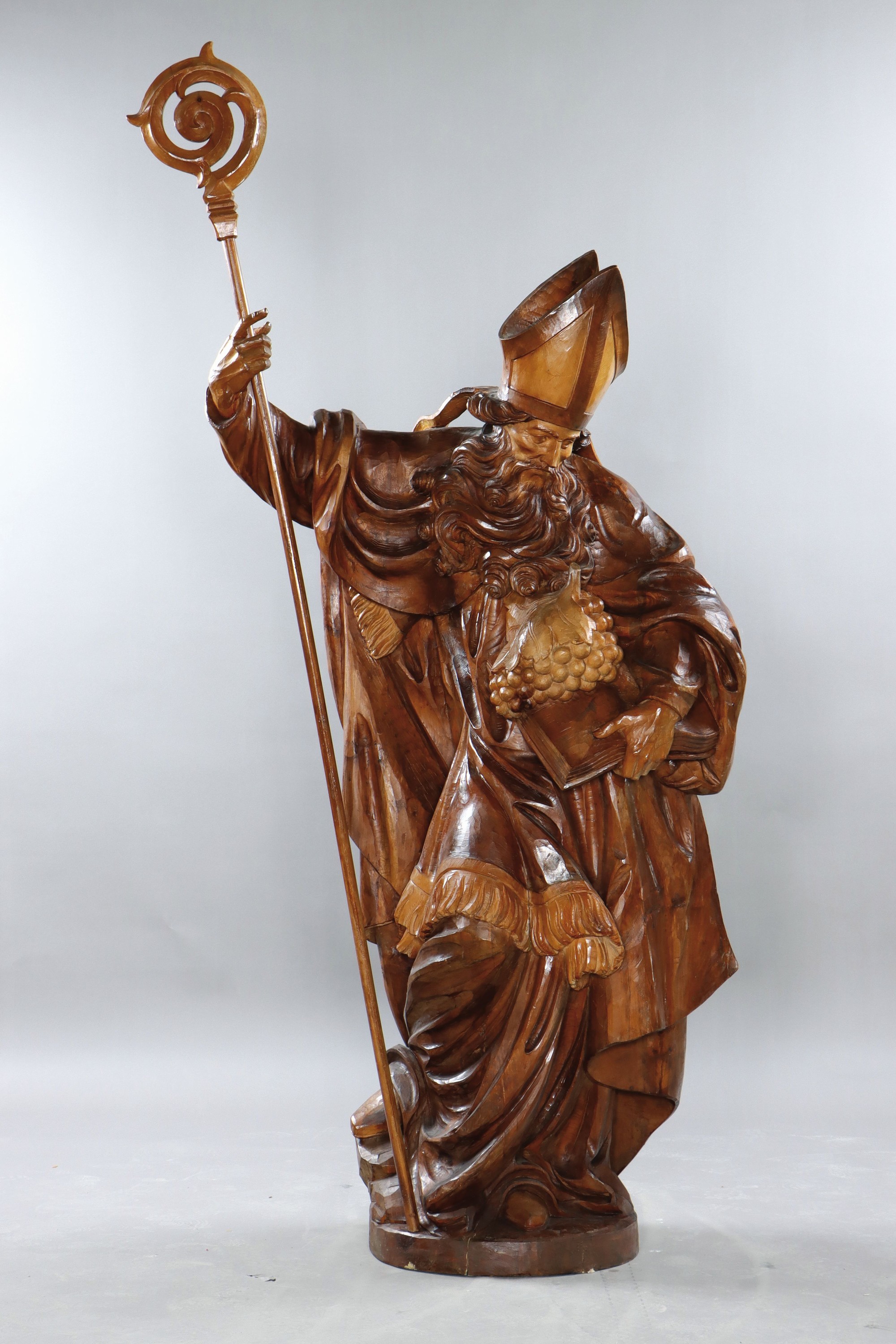 Große Skulptur des Hl. Urban, Schutzpatron der Winzer, von Johann Bergmeister, St.Ulrich/ Gröden, 1980, Zirbelkiefer geschnitzt, mit Bischofsstab ...