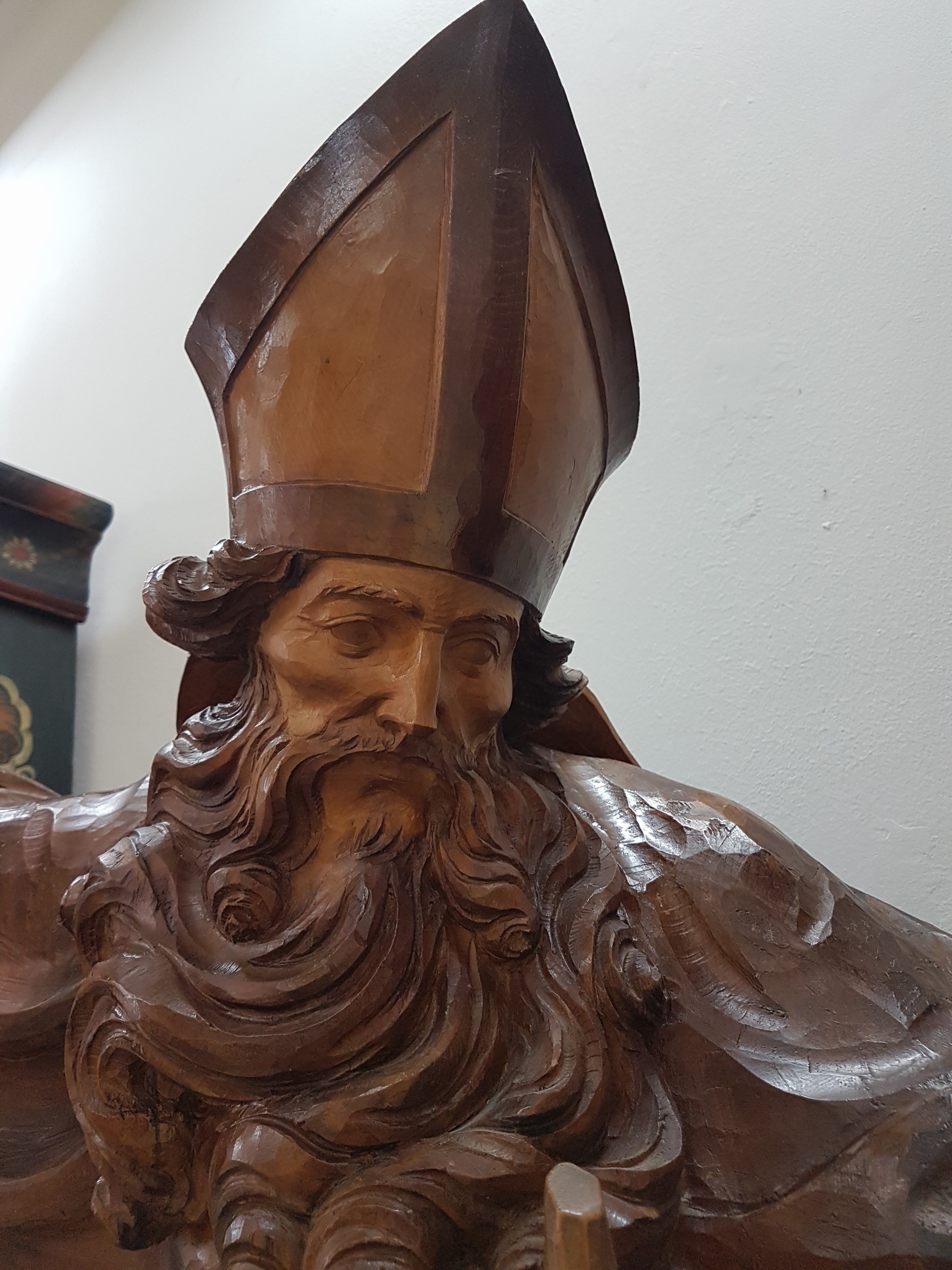 Detail c: Große Skulptur des Hl. Urban, Schutzpatron der Winzer, von Johann Bergmeister, St.Ulrich/ Gröden, 1980, Zirbelkiefer geschnitzt, mit Bischofsstab ...