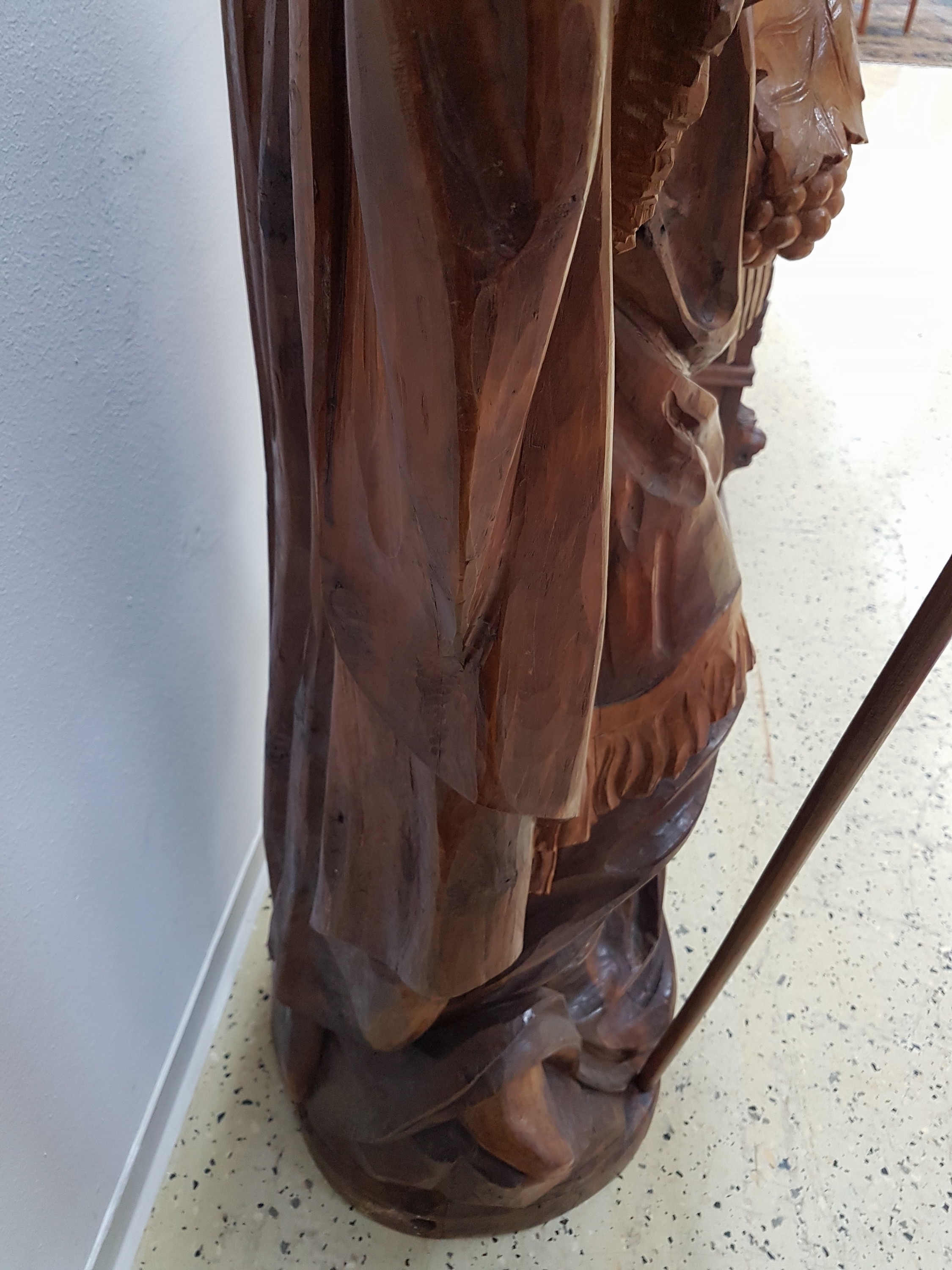 Detail f: Große Skulptur des Hl. Urban, Schutzpatron der Winzer, von Johann Bergmeister, St.Ulrich/ Gröden, 1980, Zirbelkiefer geschnitzt, mit Bischofsstab ...