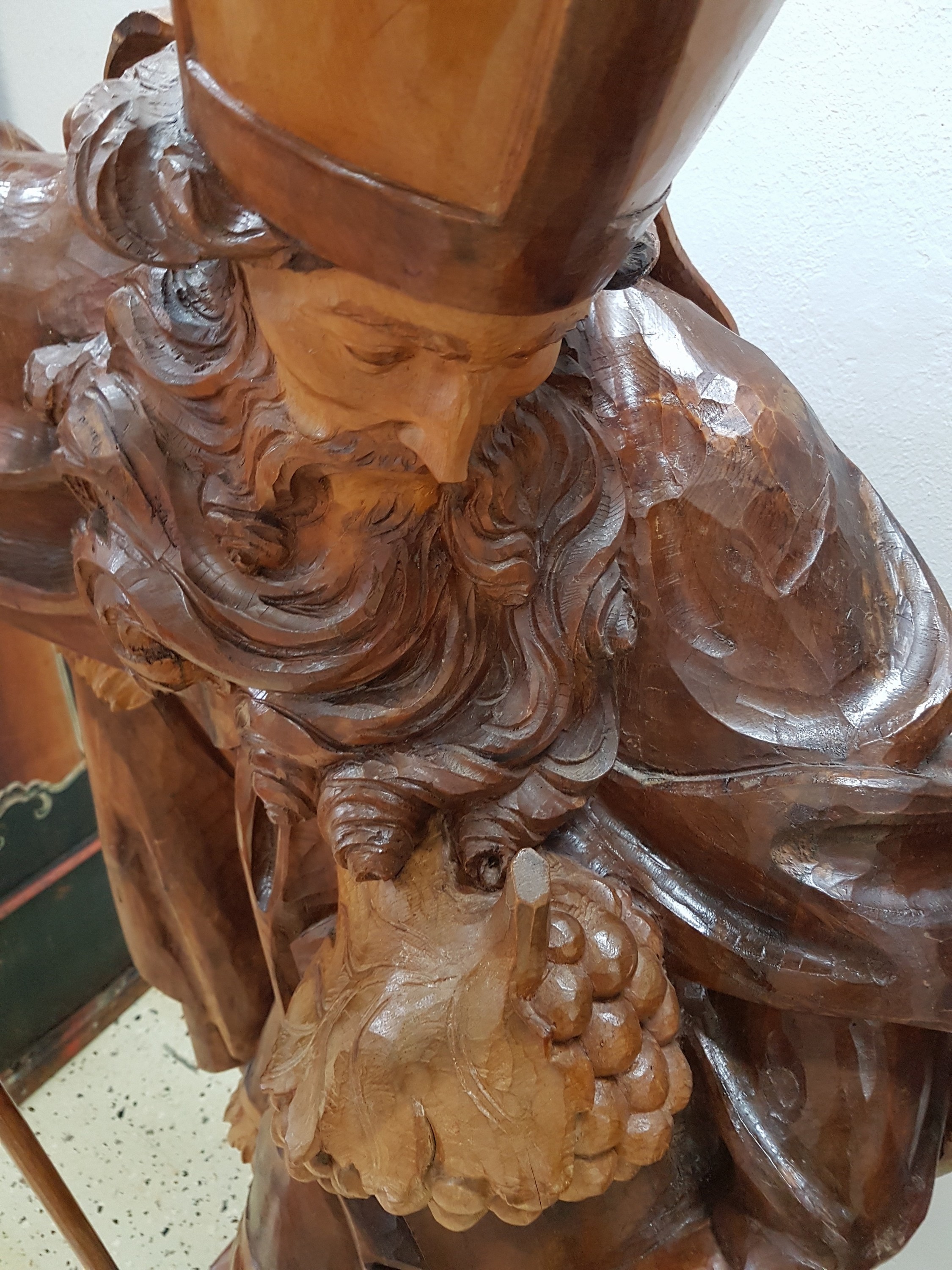 Detail i: Große Skulptur des Hl. Urban, Schutzpatron der Winzer, von Johann Bergmeister, St.Ulrich/ Gröden, 1980, Zirbelkiefer geschnitzt, mit Bischofsstab ...