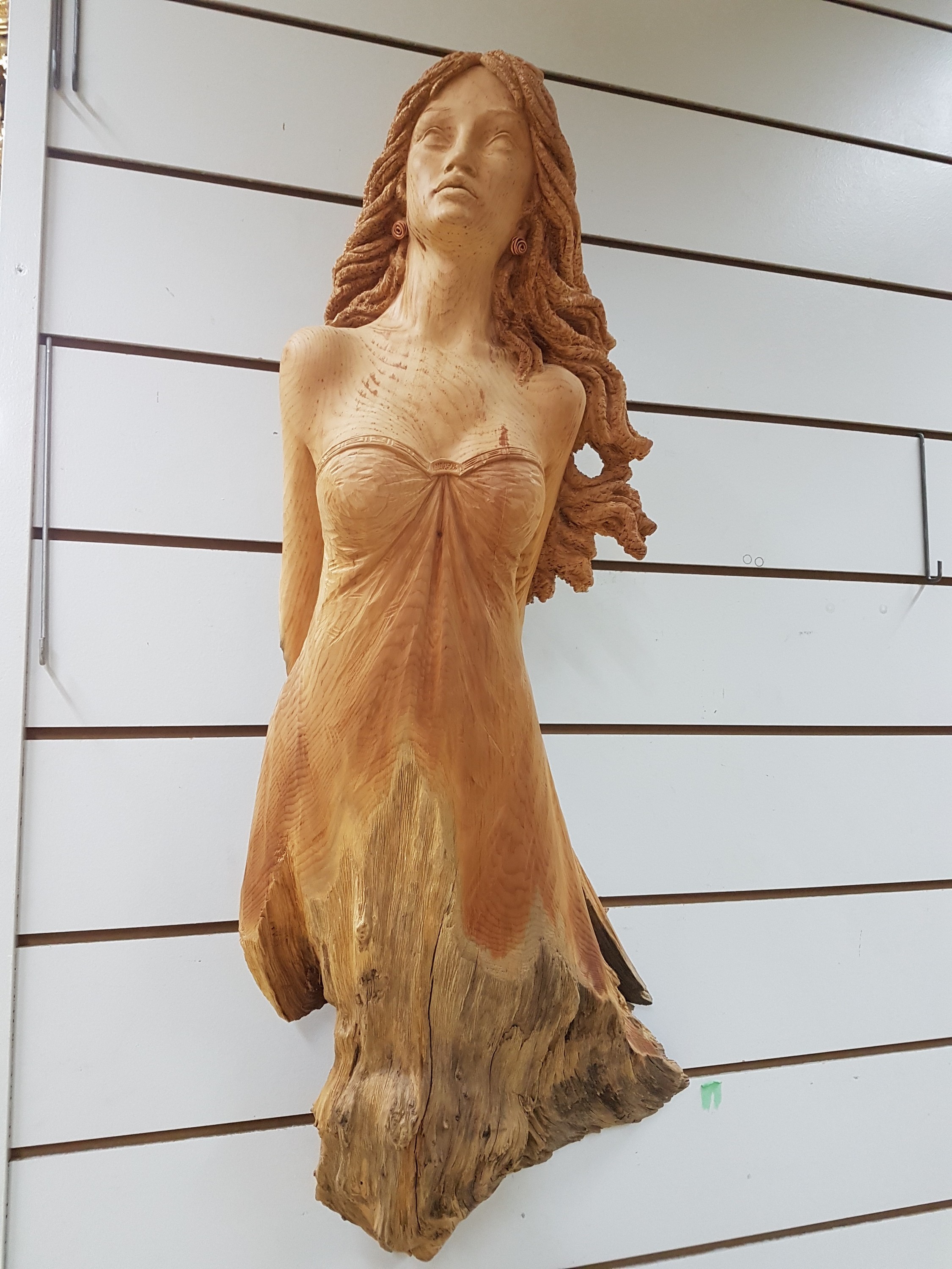 Detail a: Holzschnitzerei von Oswald Demetz, Deur/Grödnertal, Donna moderna, Zirbelkiefer, Halbfigur einer jungen Frau in der Art einerGallionsfigur, H. ca. ...