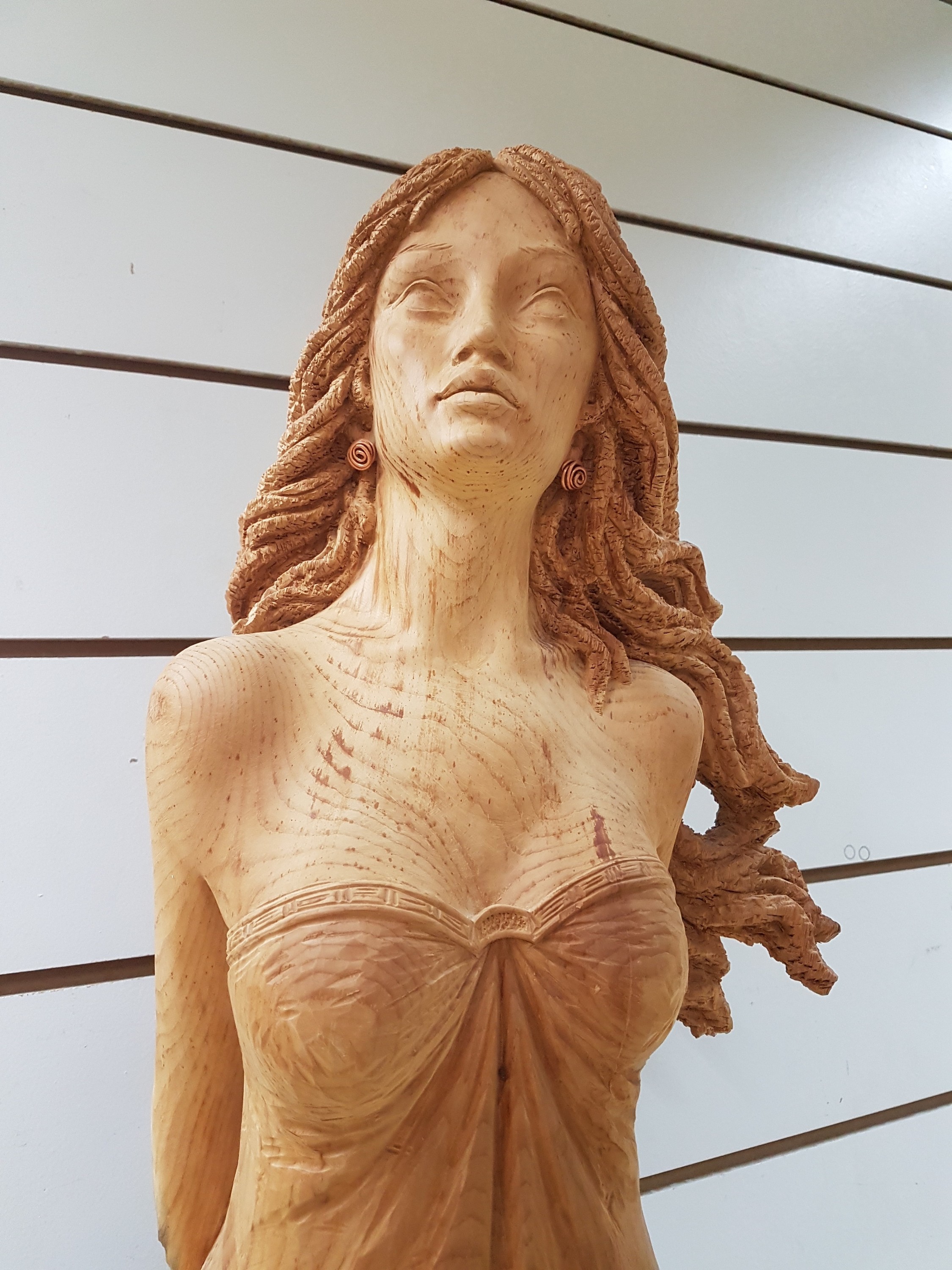 Detail b: Holzschnitzerei von Oswald Demetz, Deur/Grödnertal, Donna moderna, Zirbelkiefer, Halbfigur einer jungen Frau in der Art einerGallionsfigur, H. ca. ...