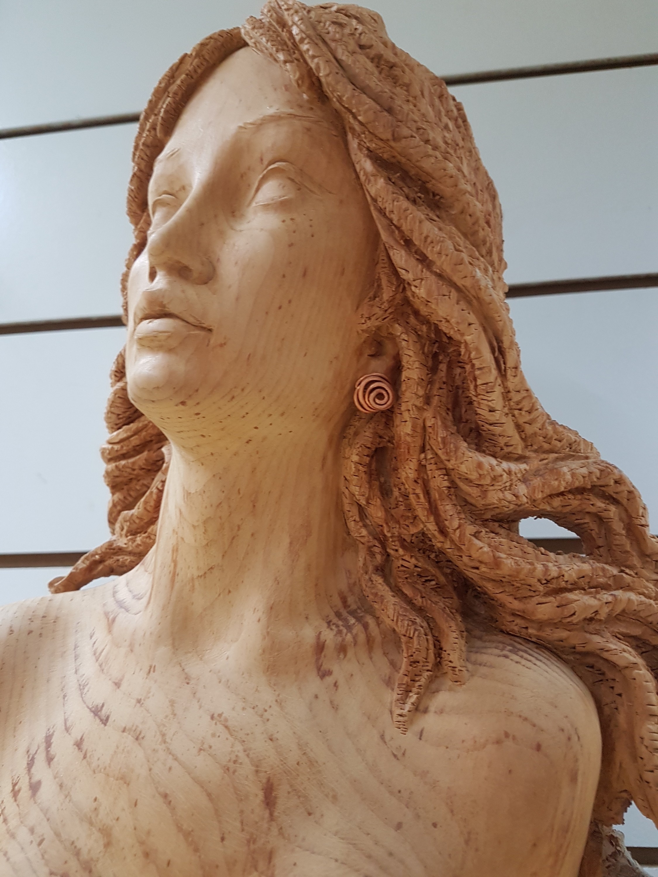 Detail c: Holzschnitzerei von Oswald Demetz, Deur/Grödnertal, Donna moderna, Zirbelkiefer, Halbfigur einer jungen Frau in der Art einerGallionsfigur, H. ca. ...