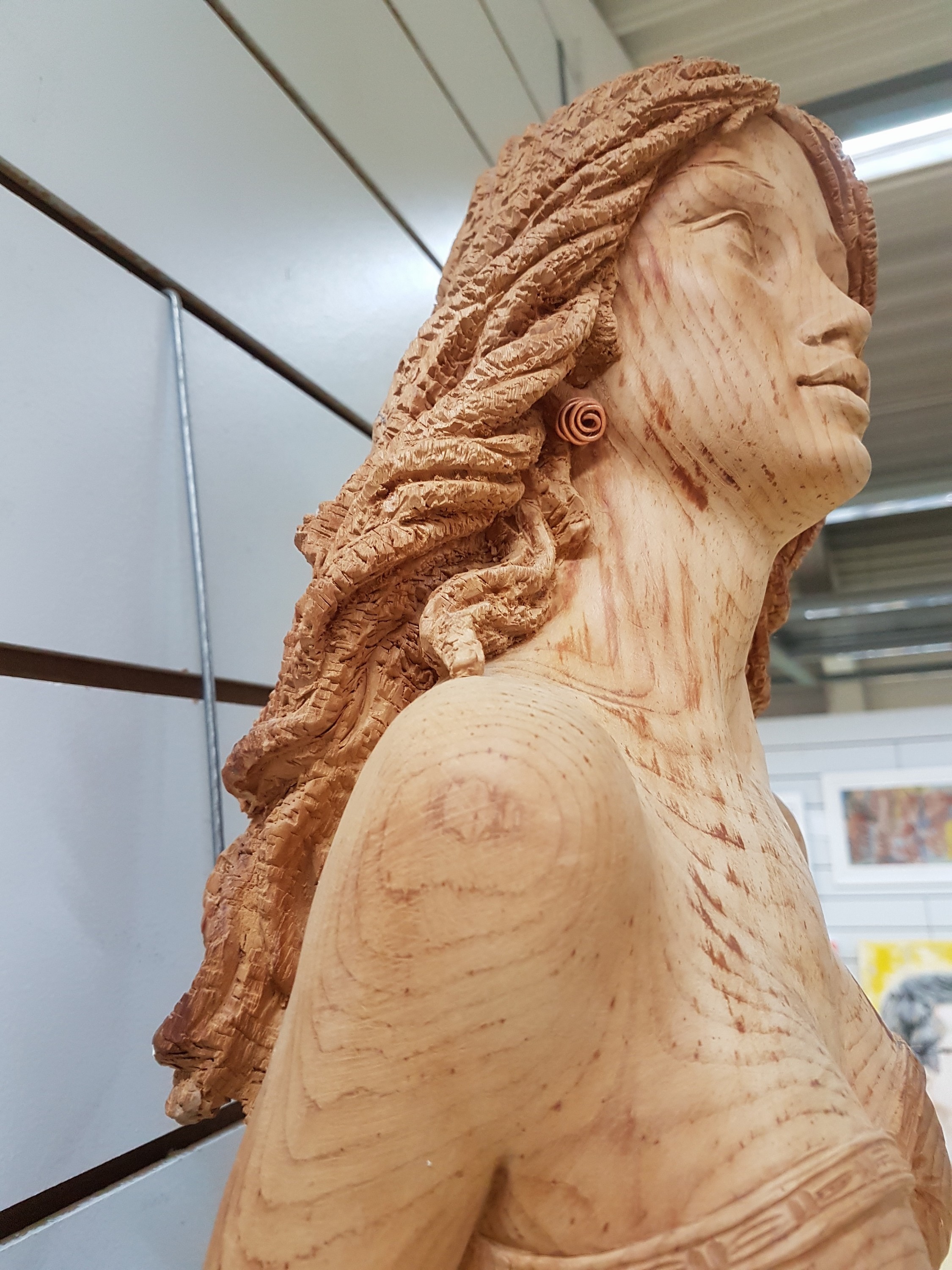 Detail d: Holzschnitzerei von Oswald Demetz, Deur/Grödnertal, Donna moderna, Zirbelkiefer, Halbfigur einer jungen Frau in der Art einerGallionsfigur, H. ca. ...
