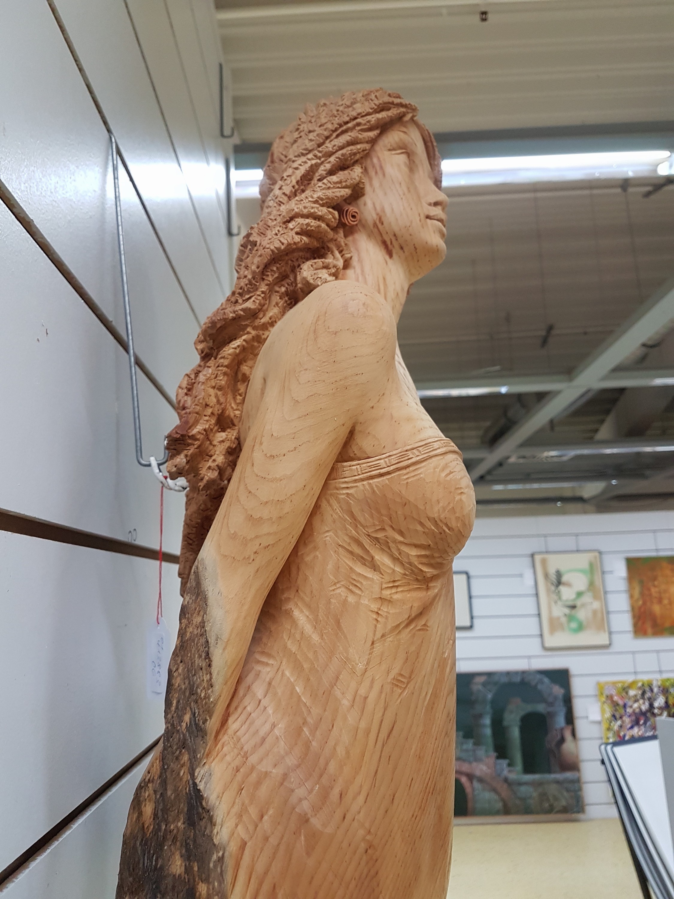 Detail f: Holzschnitzerei von Oswald Demetz, Deur/Grödnertal, Donna moderna, Zirbelkiefer, Halbfigur einer jungen Frau in der Art einerGallionsfigur, H. ca. ...