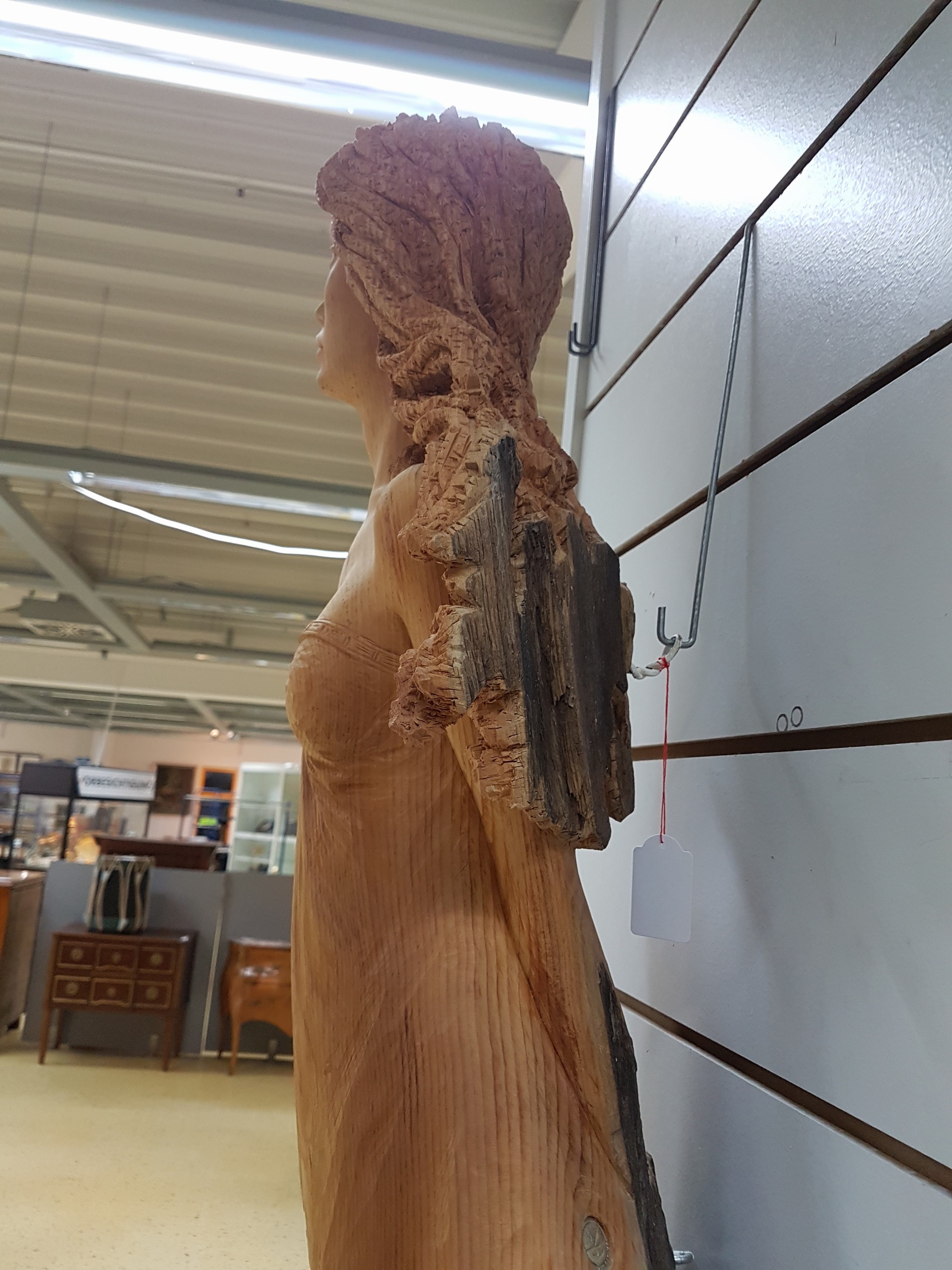 Detail g: Holzschnitzerei von Oswald Demetz, Deur/Grödnertal, Donna moderna, Zirbelkiefer, Halbfigur einer jungen Frau in der Art einerGallionsfigur, H. ca. ...
