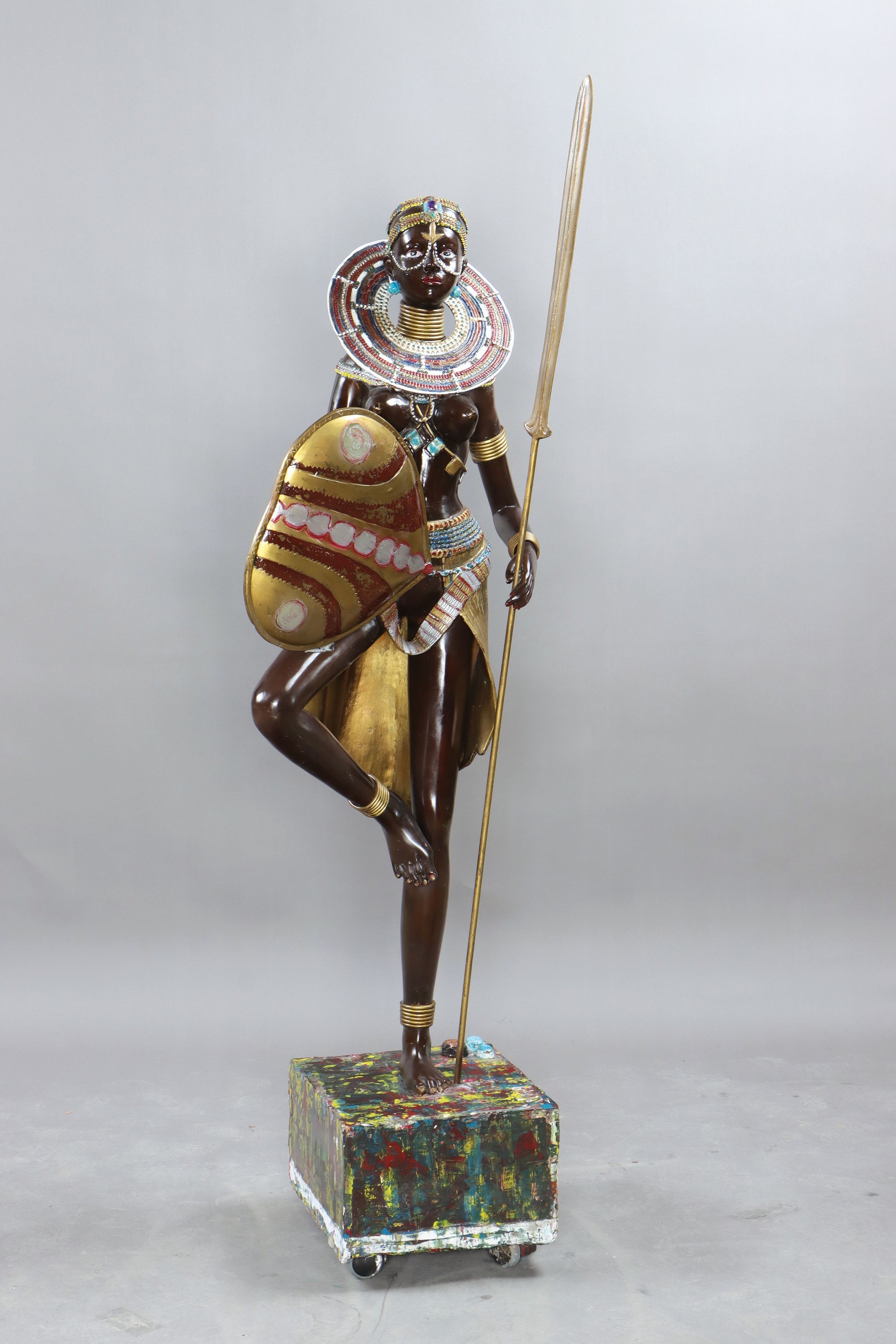 Große Skulptur einer Massai, Bronze, partiell polychrom gefaßt, H. ca. 130cm, Sockel sek.