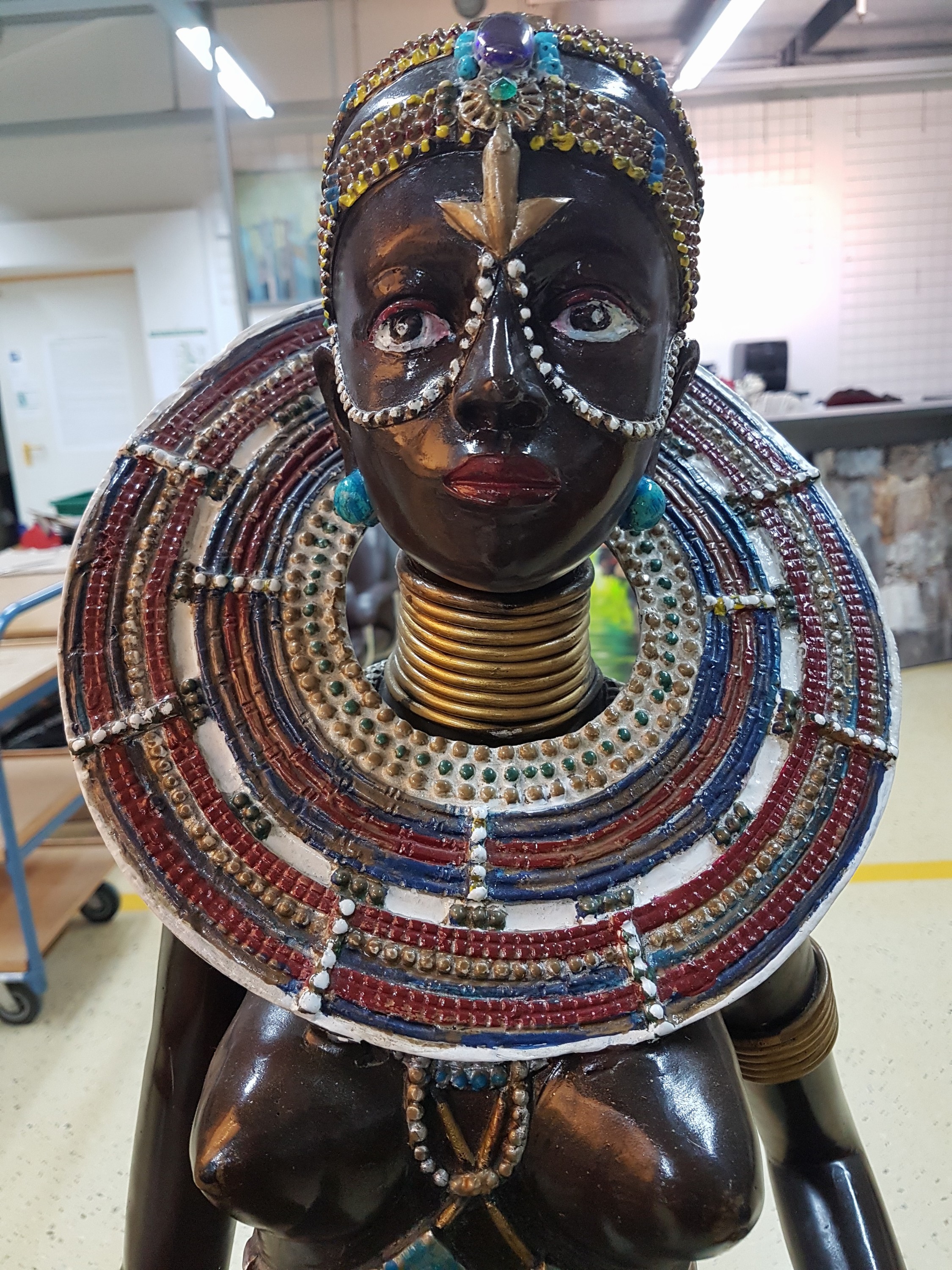 Detail a: Große Skulptur einer Massai, Bronze, partiell polychrom gefaßt, H. ca. 130cm, Sockel sek.