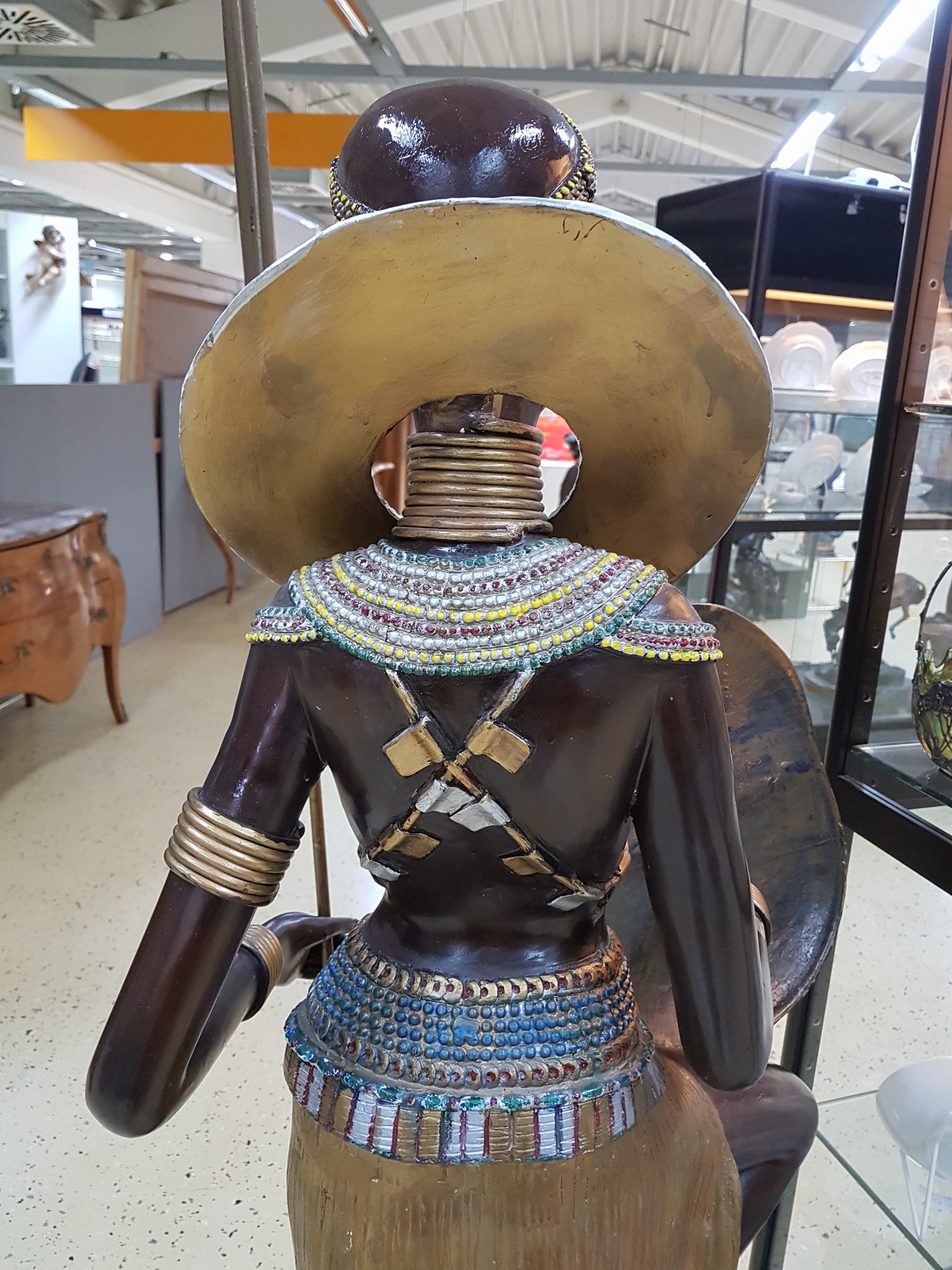 Detail e: Große Skulptur einer Massai, Bronze, partiell polychrom gefaßt, H. ca. 130cm, Sockel sek.