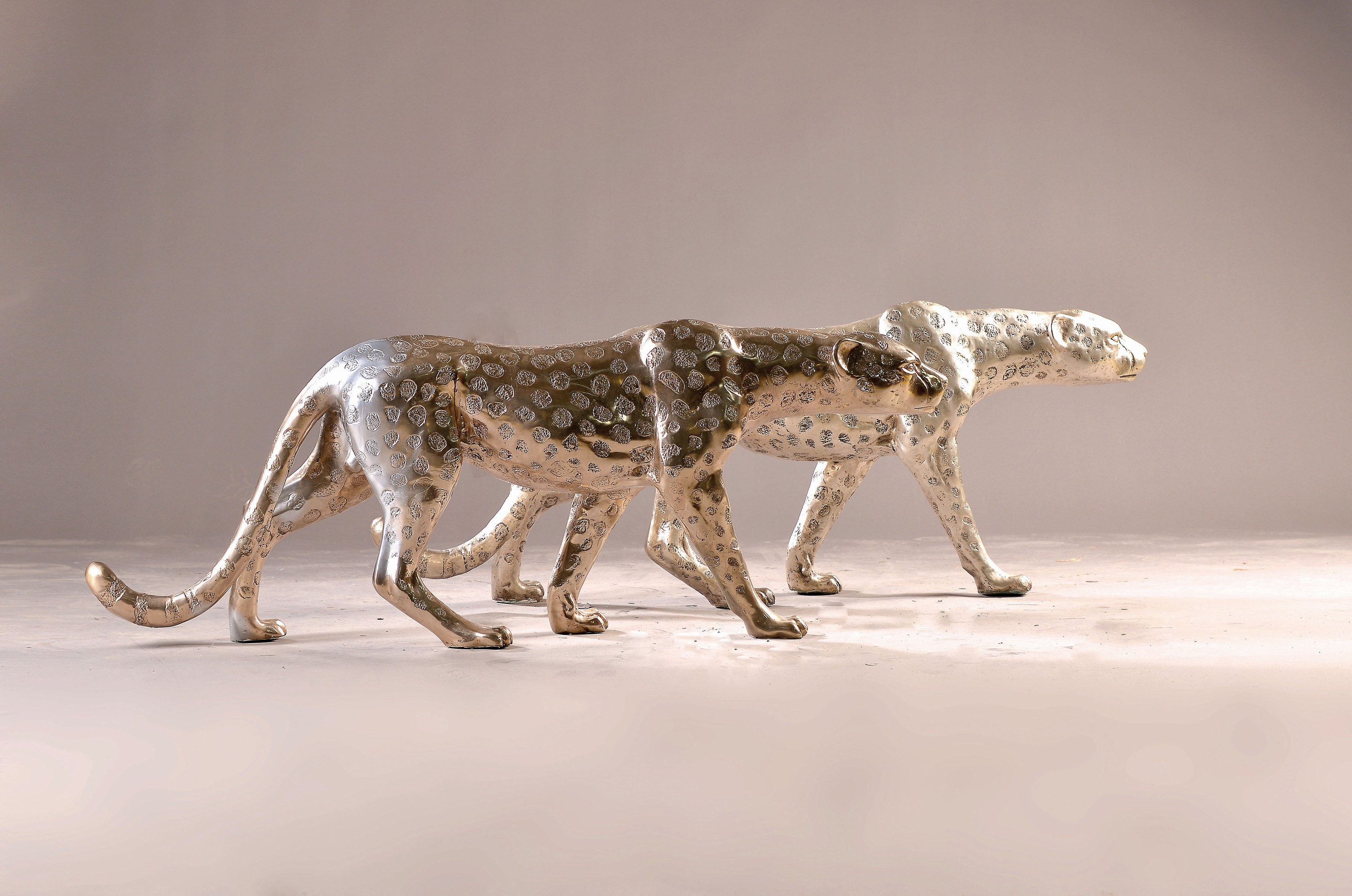 2 Skulpturen von Geparden auf der Pirsch, Bronze, silberfarben gefaßt, dargestellt in angespannter lauernder Haltung, je ca. 46x121x21cm