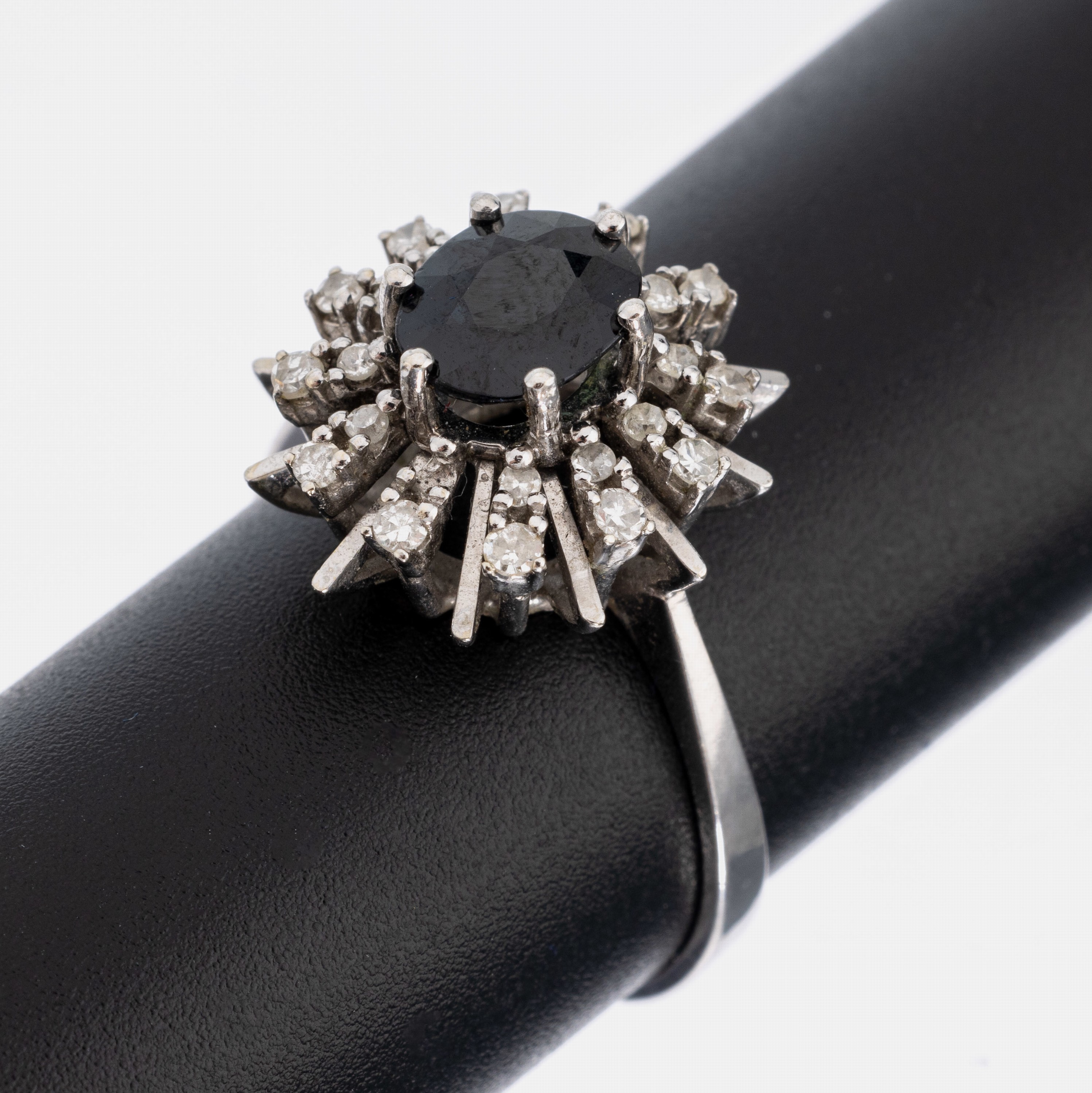 14 kt Gold Saphir-Diamant-Ring, WG 585/000,ovalfacett. Saphir ca. 1.40 ct 23 8/8- Diamanten (1 Stein fehlt) zus. ca. 0.18 ct Weiß/p, ca. 4.9 g, RW ...