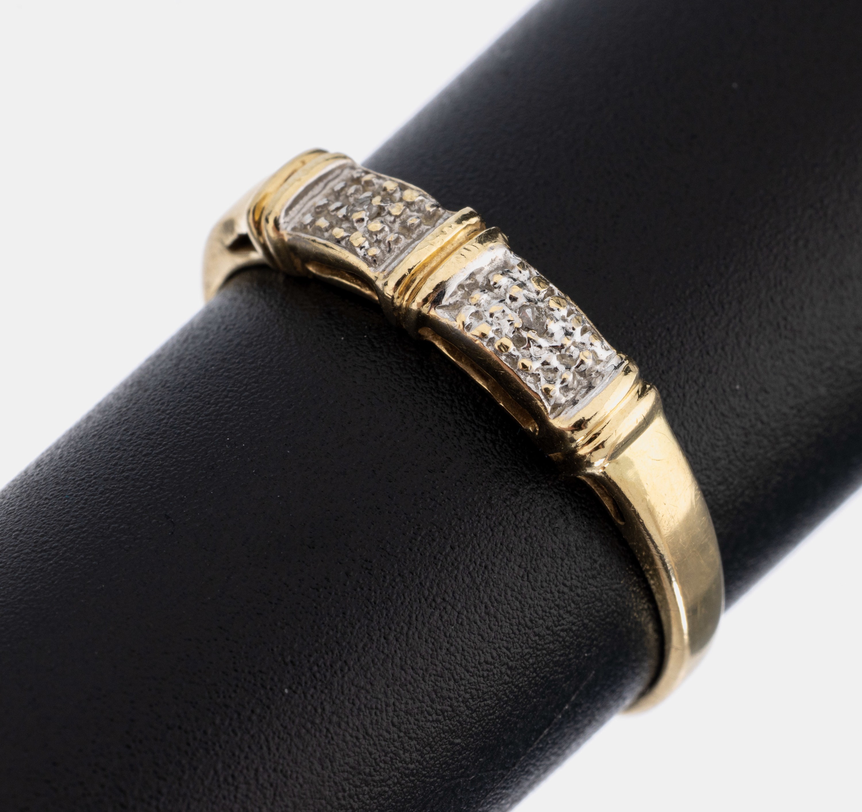 14 kt Gold Diamant-Ring, GG 585/000, 2 in WG gefasste Diamanten zus. ca. 0.01 ct Weiß/p, ca. 1.7 g, RW 59