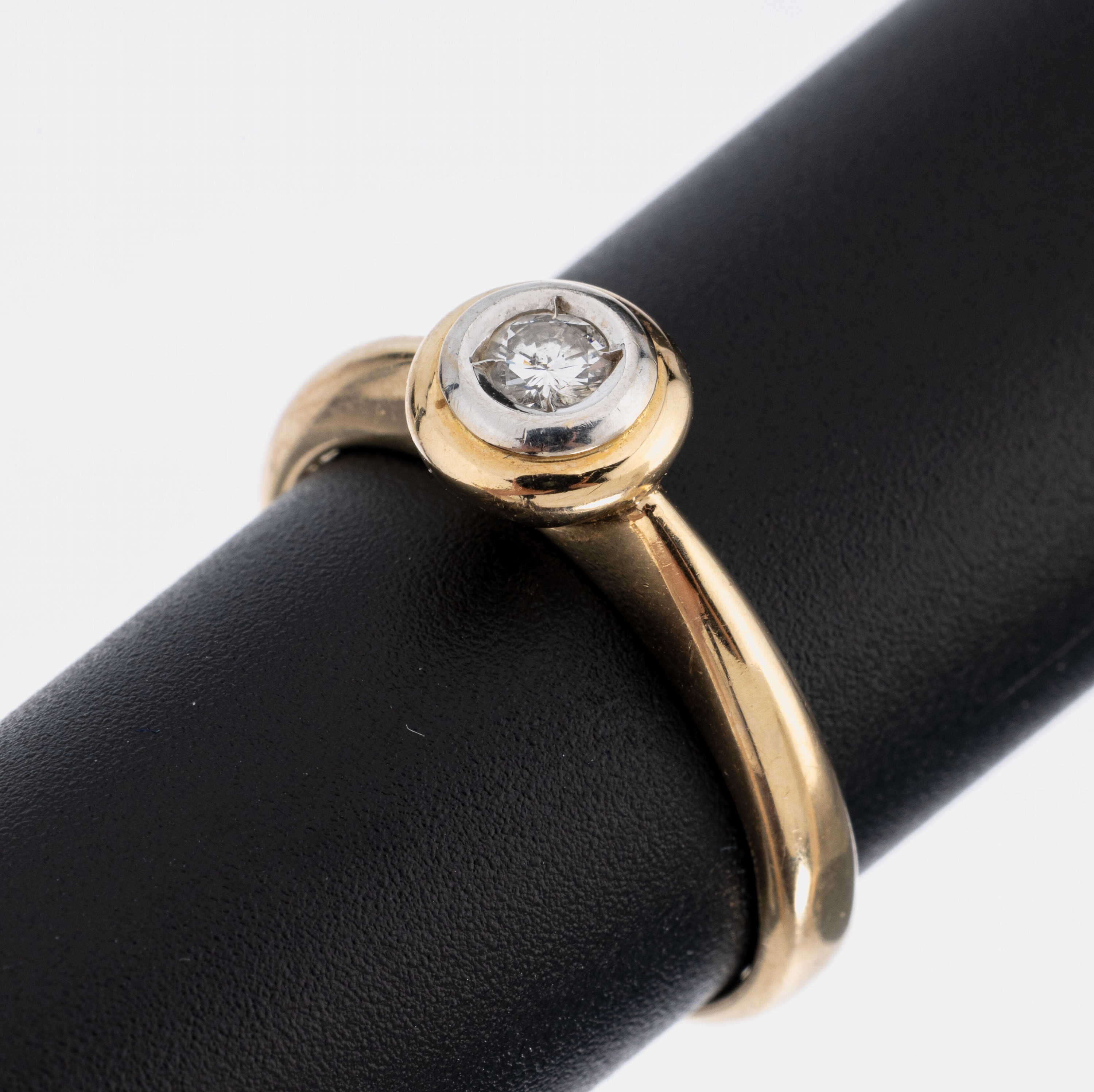 14 kt Gold Brillant-Ring, GG 585/000, 1 Brillant in WG gefasst ca. 0.15 ct Weiß/p, ca.5.2 g, RW 57