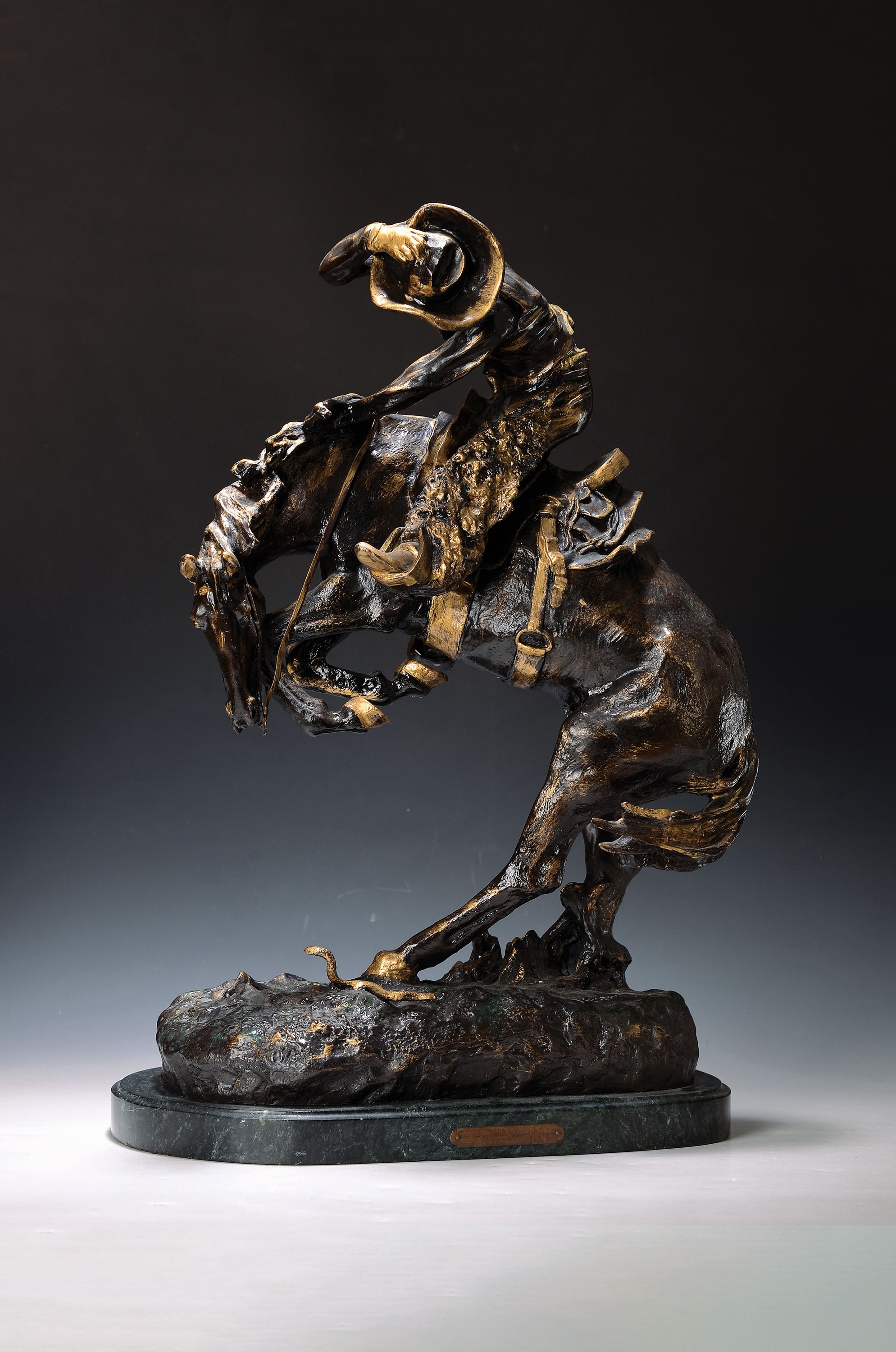 Bronzeskulptur eines Rodeoreiters, nach dem Vorbild Remingtons, Bronzeguß, Marmorplinthe, H. ca. 62cm