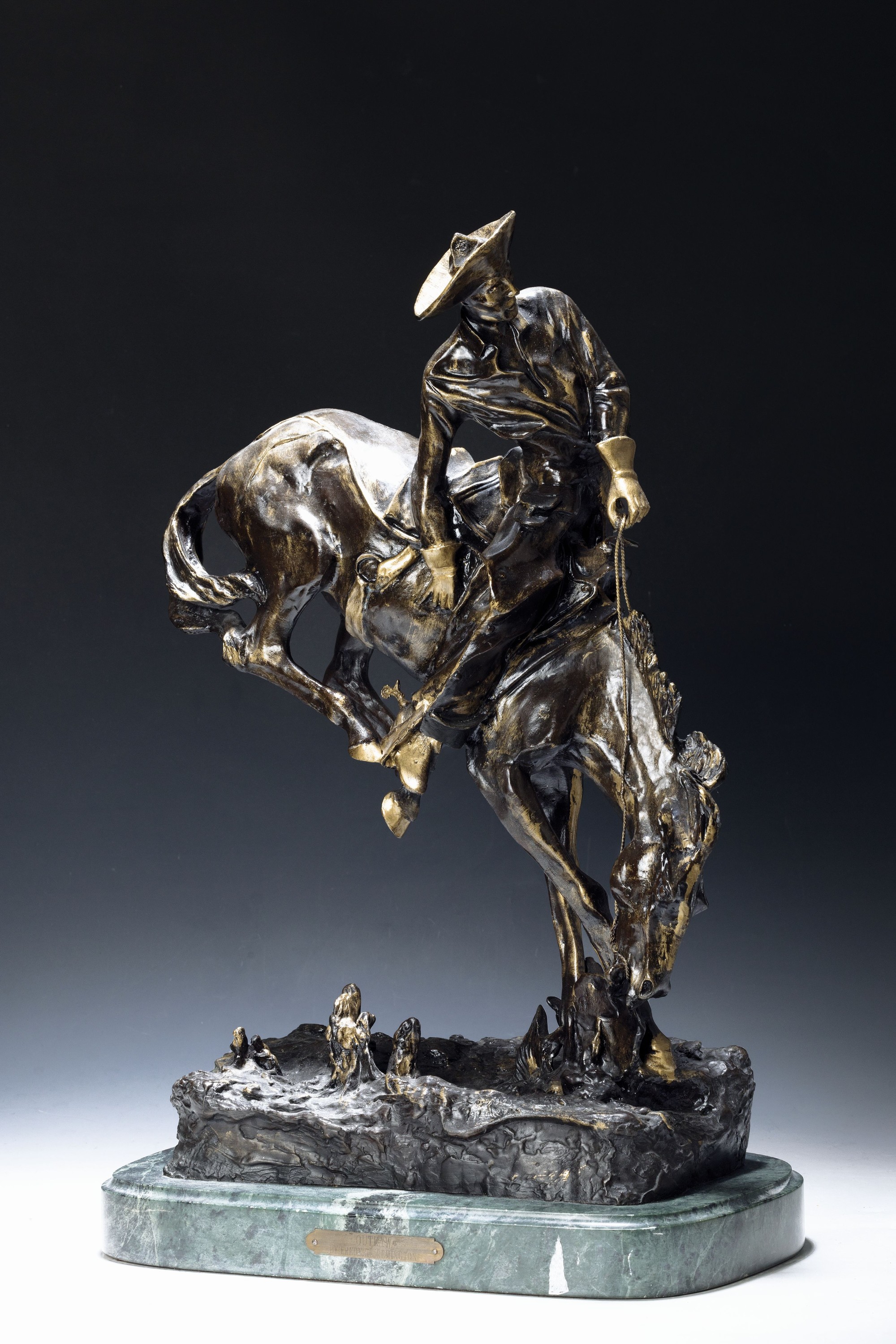 Bronzeskulptur eines Rodeoreiters, nach dem Vorbild Remingtons, Bronzeguß, Marmorplinthe, H. ca. 55cm