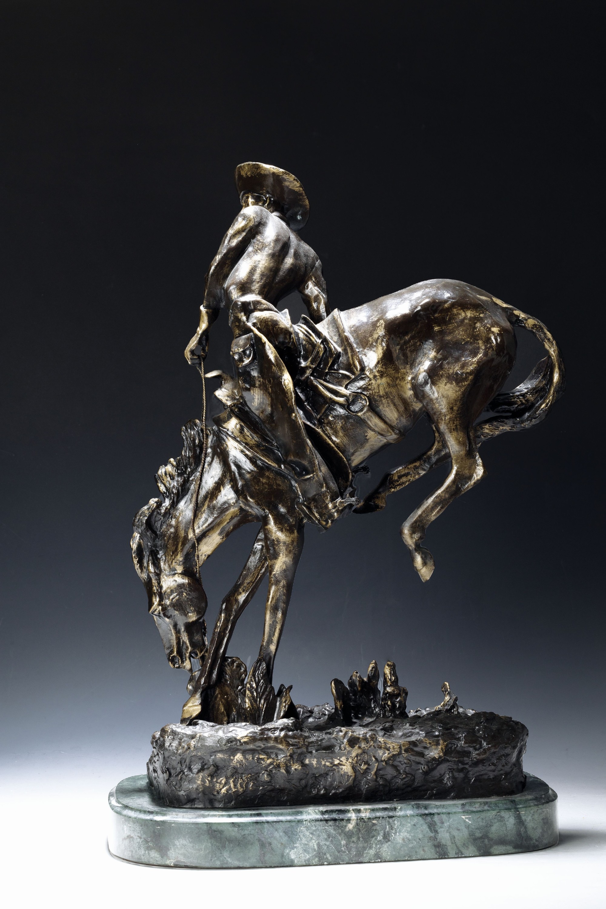 Detail a: Bronzeskulptur eines Rodeoreiters, nach dem Vorbild Remingtons, Bronzeguß, Marmorplinthe, H. ca. 55cm