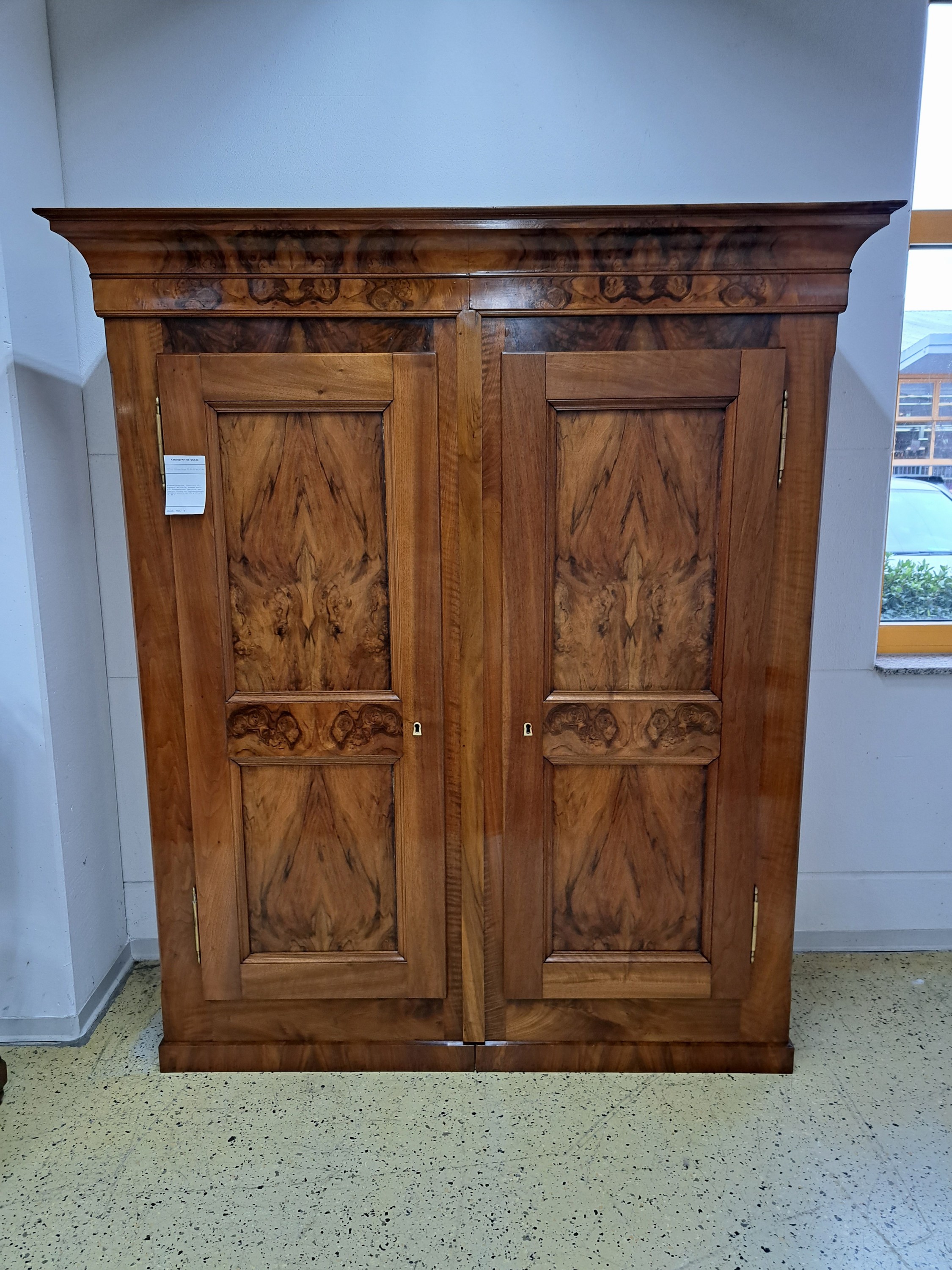 Detail a: Biedermeierschrank, süddeutsch wohl Freiburg, um 1830/50, Nußbaum massiv z.T. Nußbaumfurnier, zweitürig, zwei separate Schränke mit ...