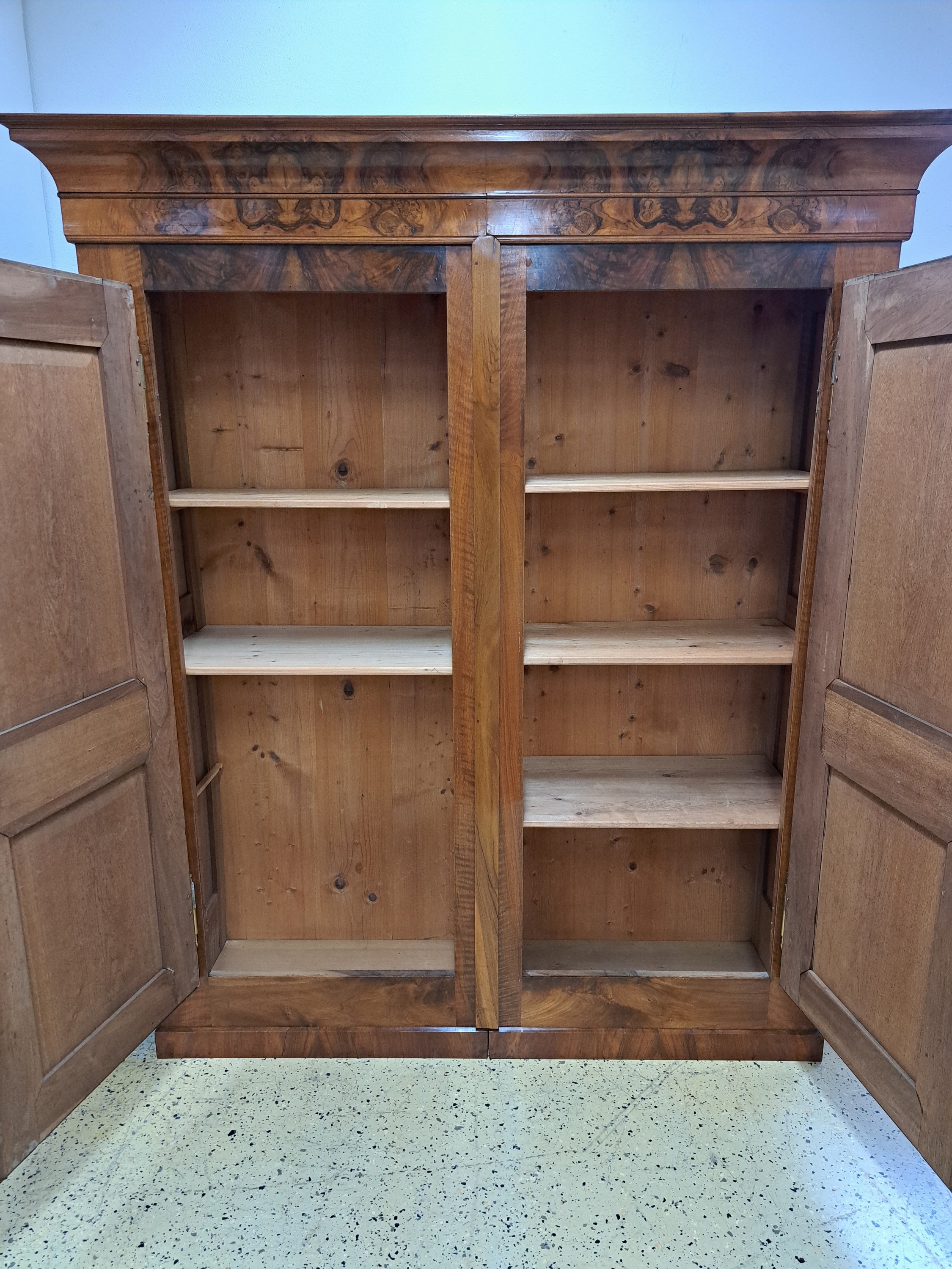 Detail b: Biedermeierschrank, süddeutsch wohl Freiburg, um 1830/50, Nußbaum massiv z.T. Nußbaumfurnier, zweitürig, zwei separate Schränke mit ...