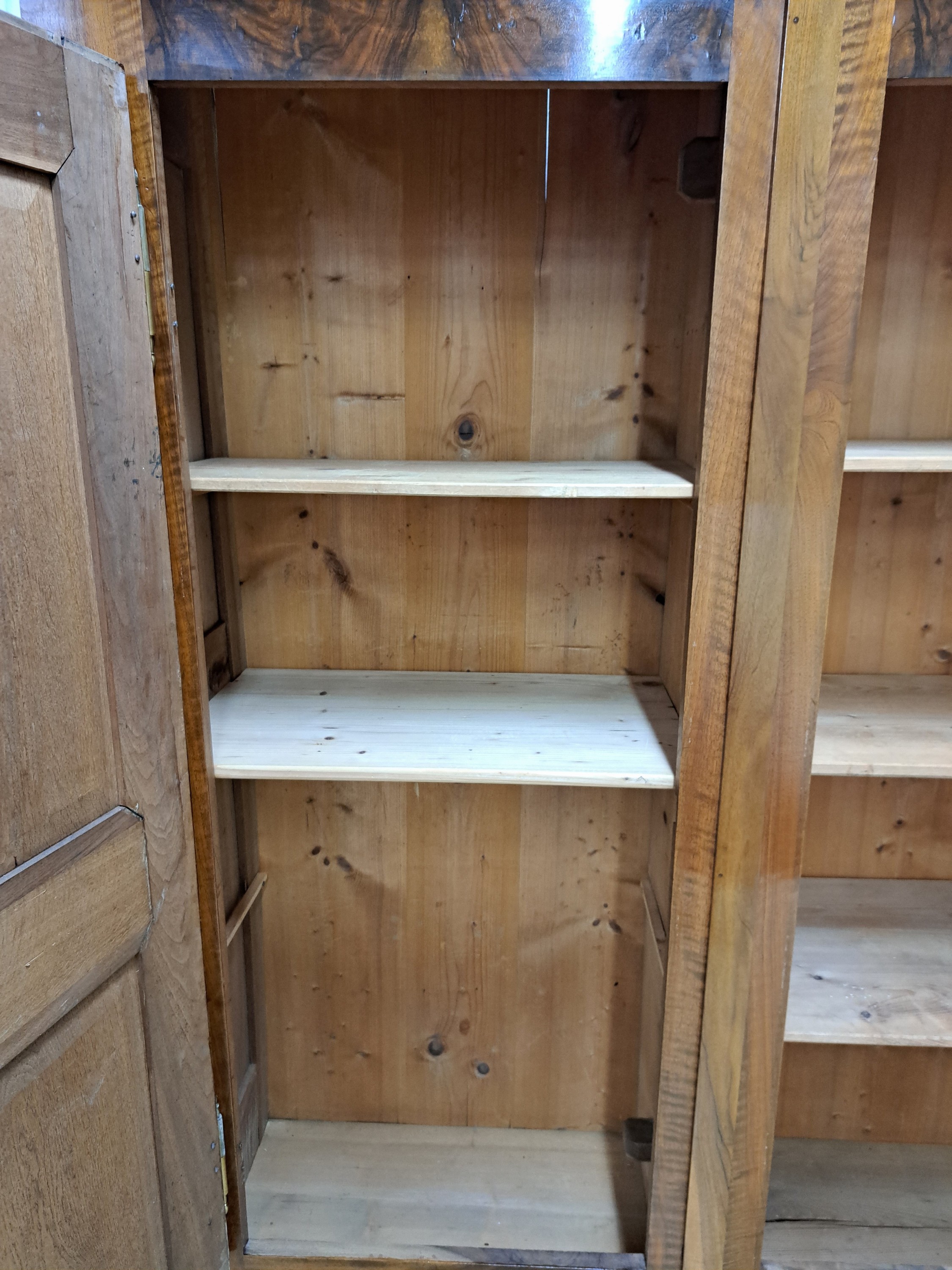 Detail d: Biedermeierschrank, süddeutsch wohl Freiburg, um 1830/50, Nußbaum massiv z.T. Nußbaumfurnier, zweitürig, zwei separate Schränke mit ...