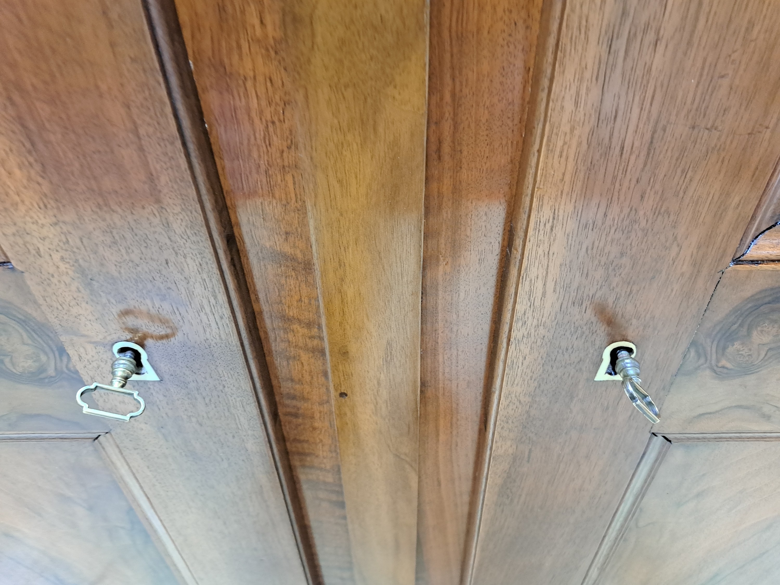 Detail f: Biedermeierschrank, süddeutsch wohl Freiburg, um 1830/50, Nußbaum massiv z.T. Nußbaumfurnier, zweitürig, zwei separate Schränke mit ...