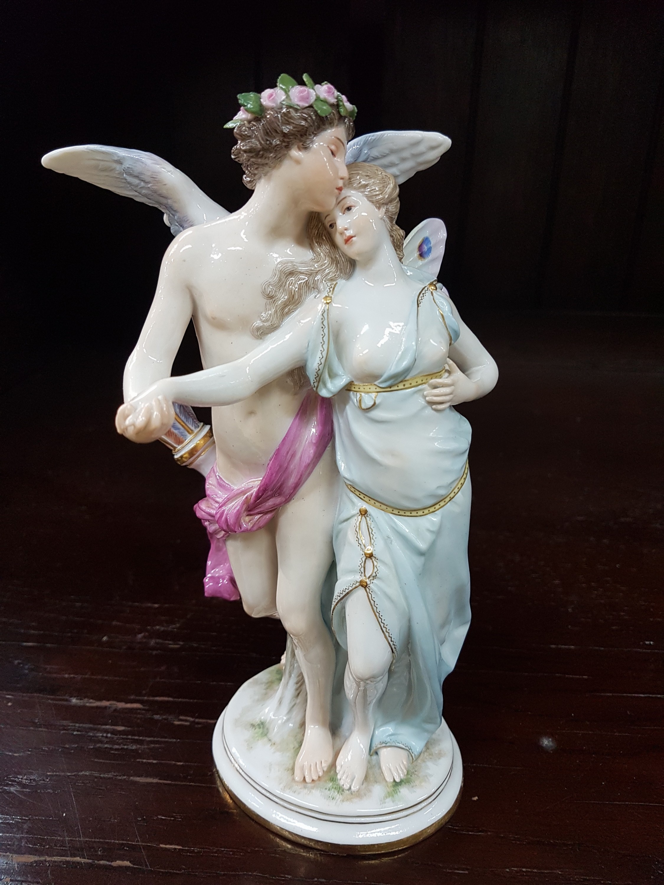Detail a: Porzellangruppe "Ideale Liebe", Meissen, um 1900, Entw. Gustav Deloy 1895-96, Interpretation des mythologisches Liebespaares Liebesgott ...